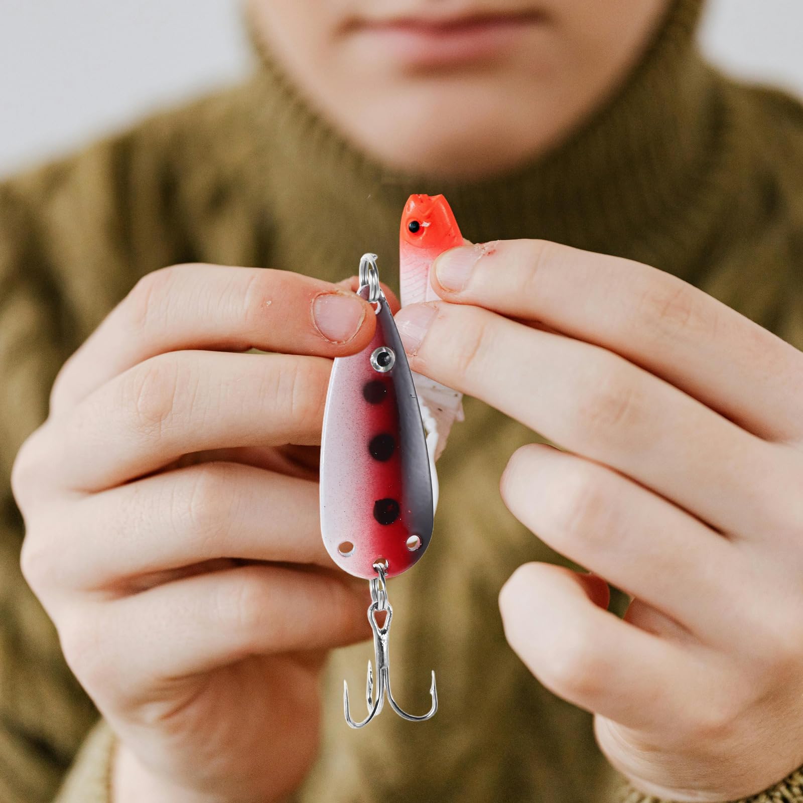 Happyyami 30 Esche da Pesca: Esche in Metallo Duro con a Tre Punte - Esche a Forma di Pesce Realistico per spigole/trote/Pesce persico - Pesca in Acqua e salata