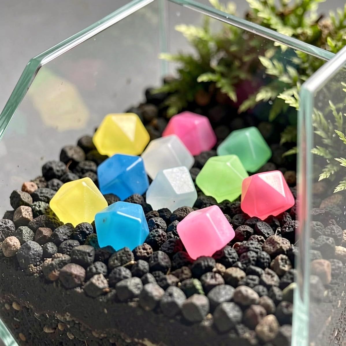 TEHAUX 150pcs Glow in Dark Resin Diamond Decorative Stones for Aquarium