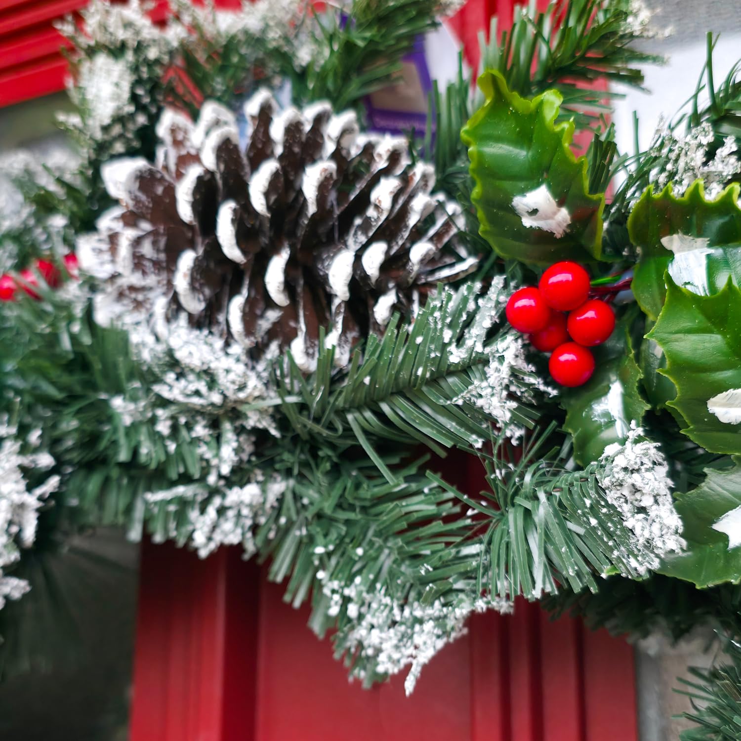 HomeZone® Festive Couronne de Noël décorée de neige avec baies et pommes de pin 50 cm