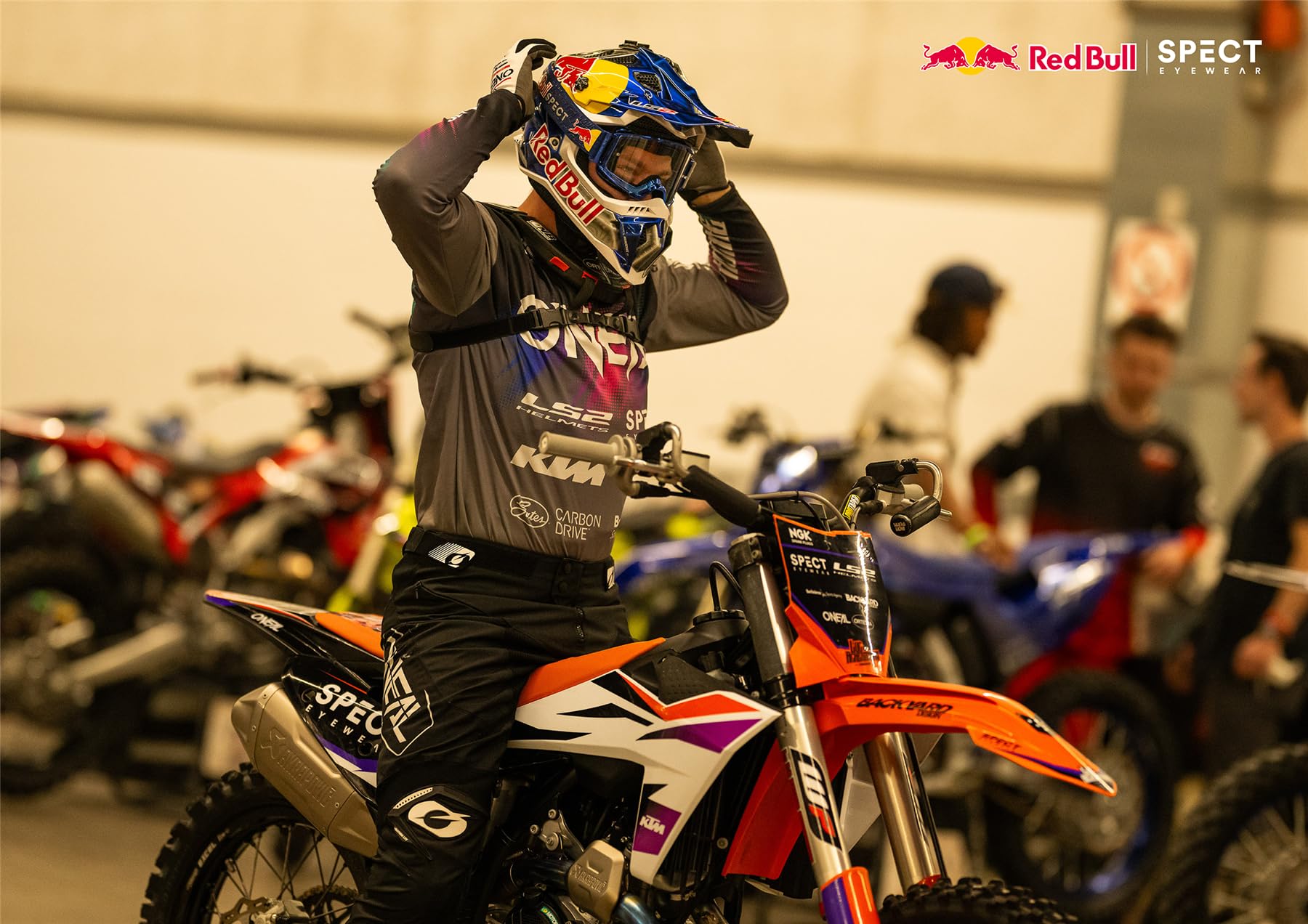 Red Bull Spect Torp MX okulary przeciwsłoneczne z czarną oprawką z połyskiem, czarno-kolorowe, przezroczyste soczewki dwuwarstwowe