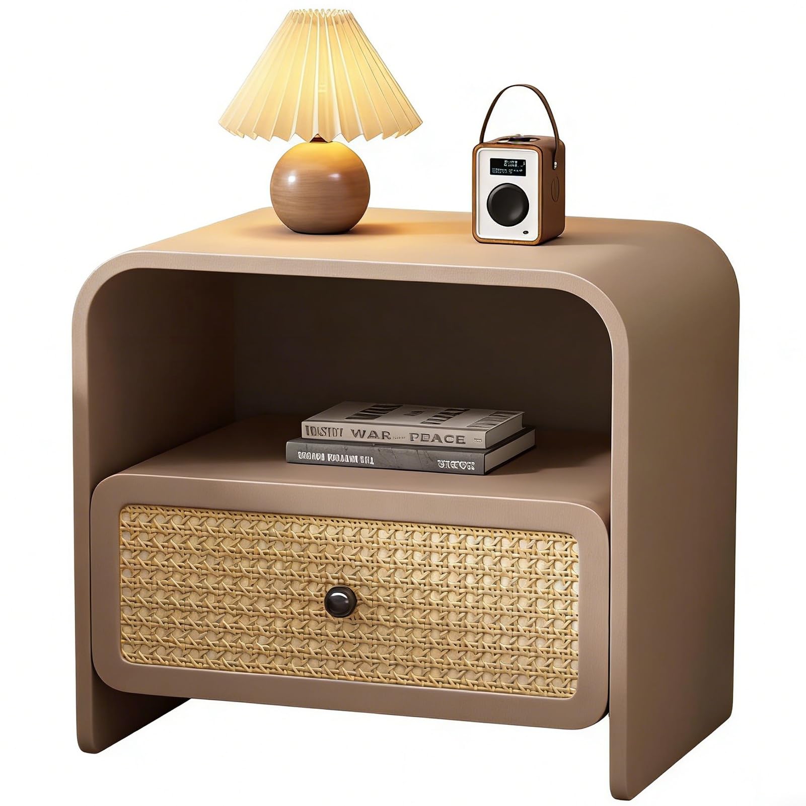 Table de chevet en rotin et bois avec tiroir en cuir pour optimiser le rangement de votre chambre