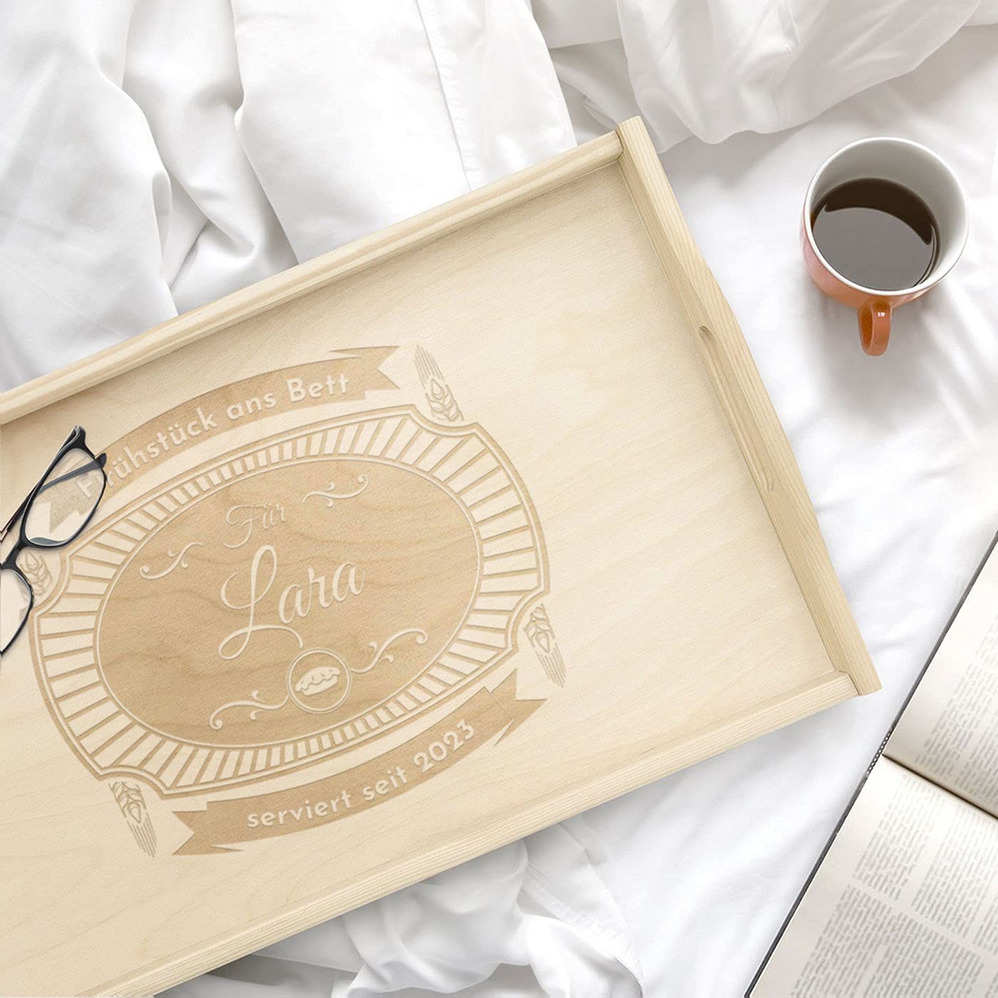 Maverton Serviertablett mit Gravur - personalisiert - Tabletttisch mit Griffen - klappbare Beine - erhöhter Rand - Geburtstagsgeschenk für Frauen - Einzugsgeschenke - Hellbraun - Frühstücken