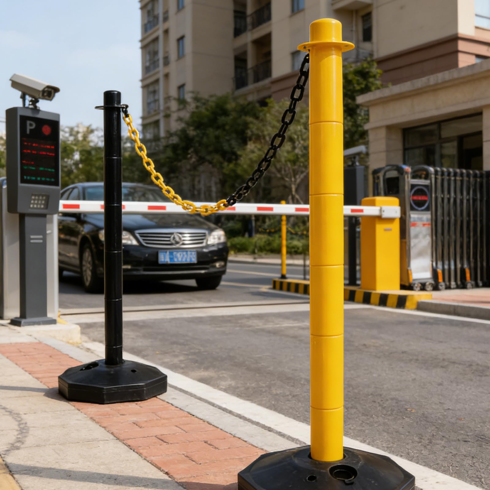 Ber de tráfico portátil con base rellenable y delimitador de plástico de cadena de 1 m para estacionamiento y control de tráfico, bloqueador de carretera seguro al aire libre