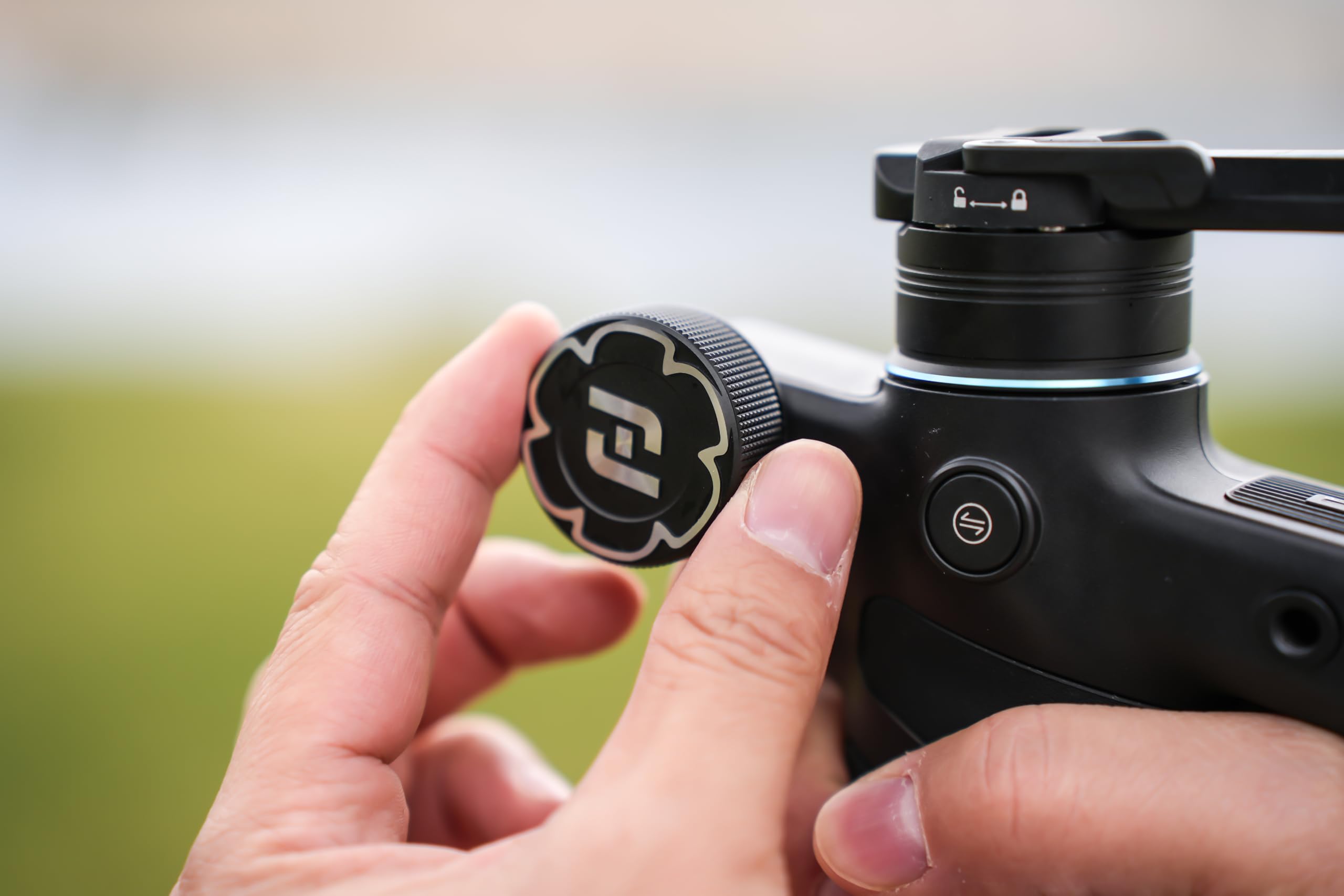 FeiyuTech SCORP Mini 3 Pro Kit – Gimbal 3-osiowy All-in-One z odpinanym uchwytem, śledzeniem AI i torbą do przenoszenia, kompatybilny z aparatem, smartfonem i kamerą sportową
