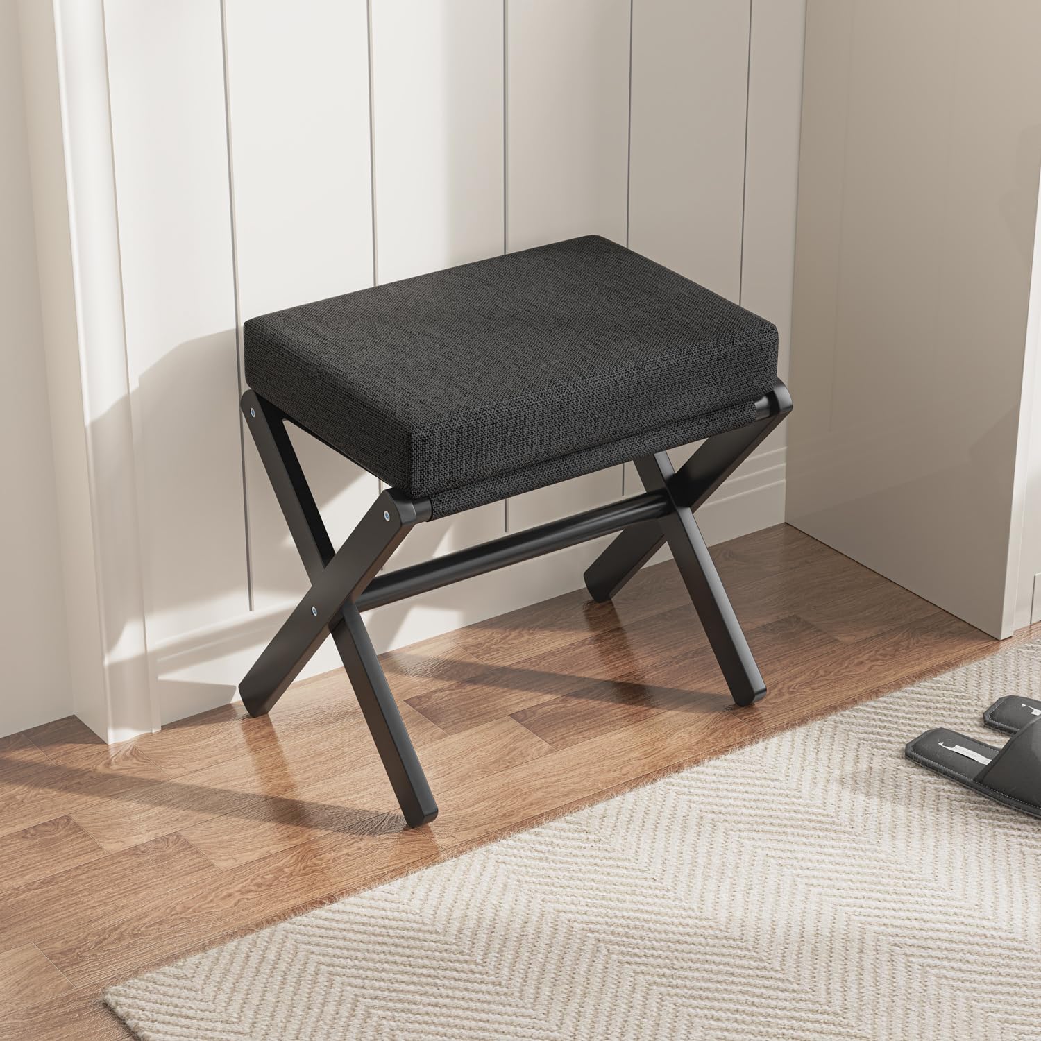 BAMBOOHOMIE Makeup Eitelkeit Hocker, Faltbarer Fußhocker mit Bambus X Beinen, Ottoman Fußstütze Stuhl für Vanity, Moderne Fußhocker klein gepolstert für Wohnzimmer (Schwarz - Schwarz)