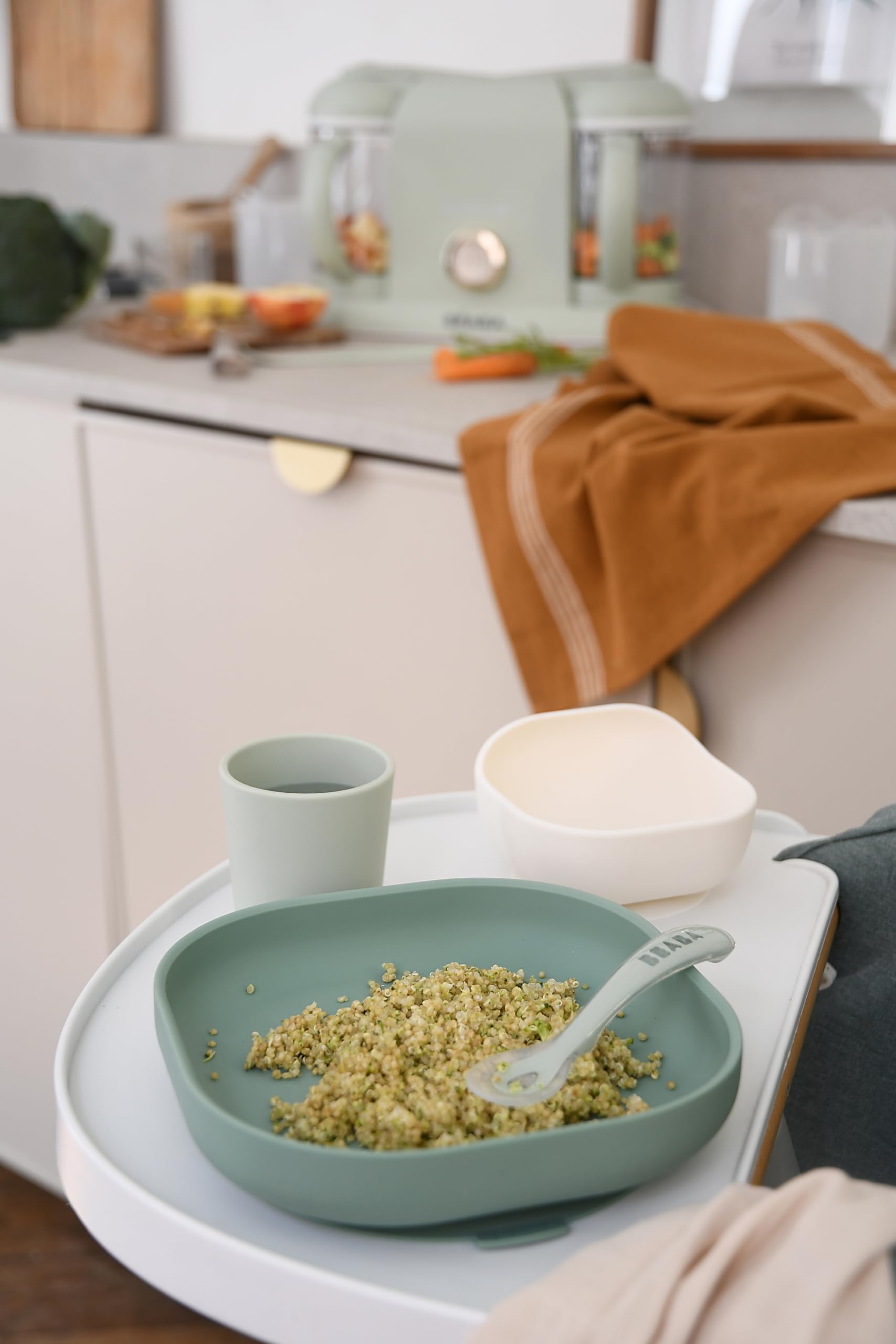 BÉABA, Set Vaisselle Silicone Repas Bébé, Avec Ventouse, Anti-dérapant, 4 Pièces, Assiette + Bol+ Verre + Cuillère, Silicone Saine et Durable, Compatible lave-vaisselle, Micro-onde, Vert Sauge
