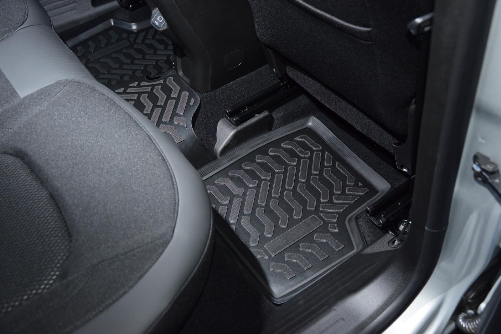 J&J AUTOMOTIVE Tappeti Auto 3D In TPE Per Ford Focus 4 (dal 2018), Su Misura, Bordo Alto 4cm, Nero, Inodori, Set 4 Pezzi - 5