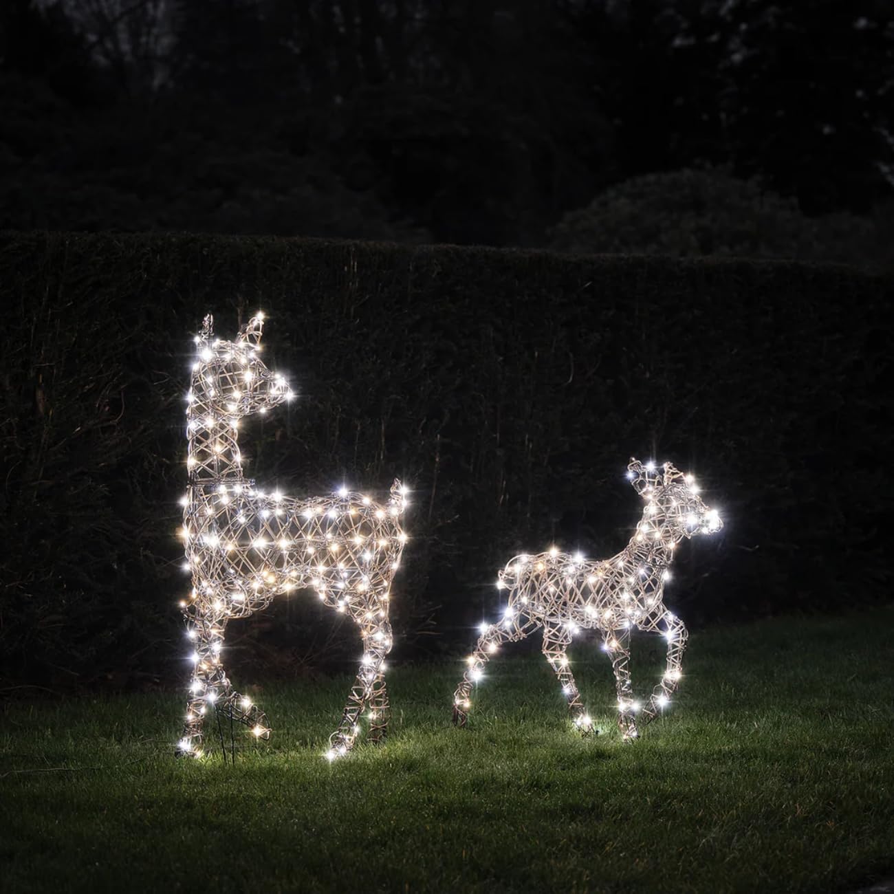 Lights4fun 2er Set Studley Rentier Hirschkuh & Rehkitz | warmweiße & kalte LEDs | Weihnachtsdekoration Hirsch für Weihnachten | für innen und außen | strombetrieben mit Netzkabel [Energieklasse A]
