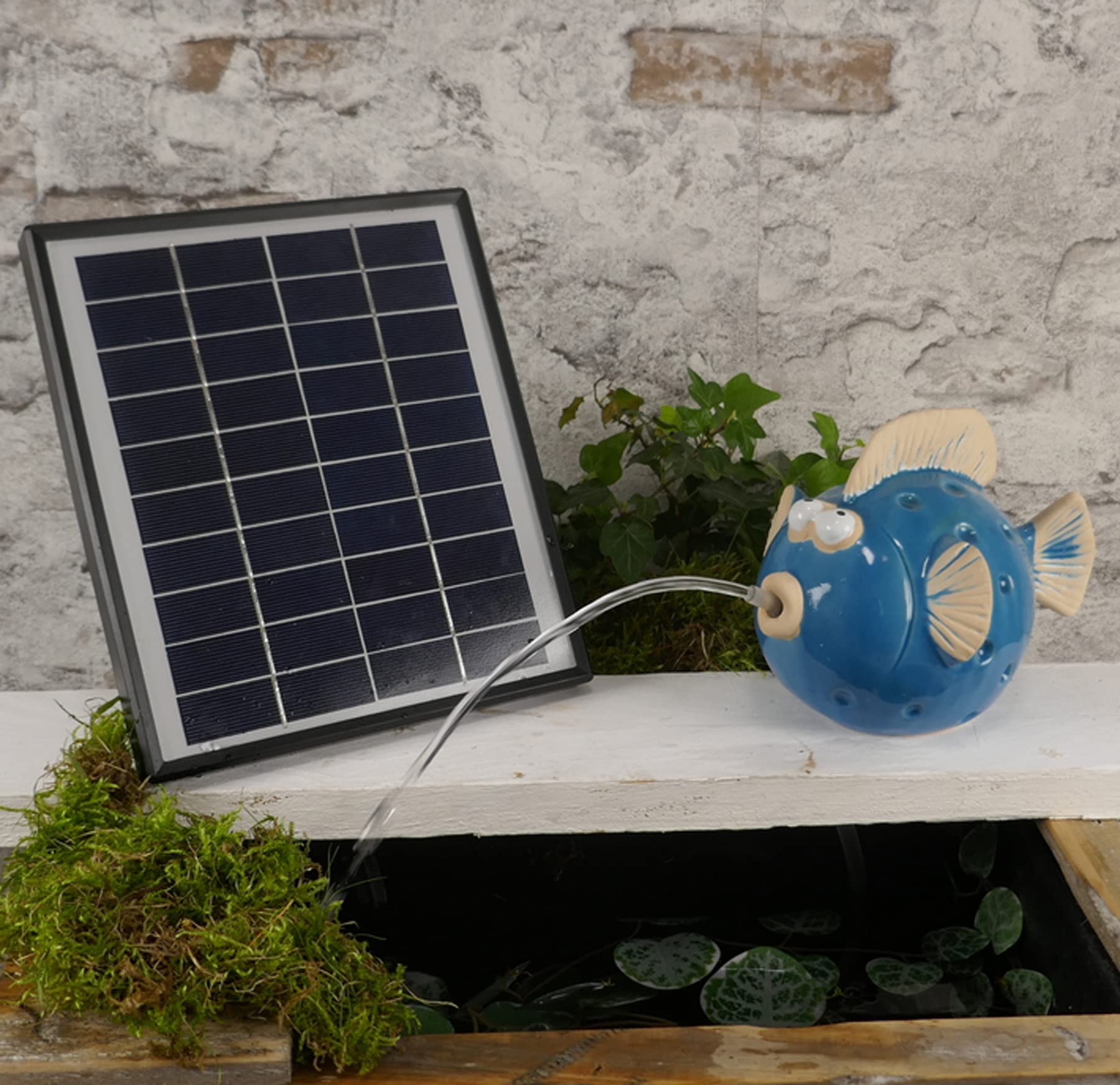Storm's Gartenzaubereien Wasserspeier Fisch blau mit Akku Solarpumpe 12cm aus Keramik Laufzeit ohne Sonne 4-5 Stunden für Miniteiche