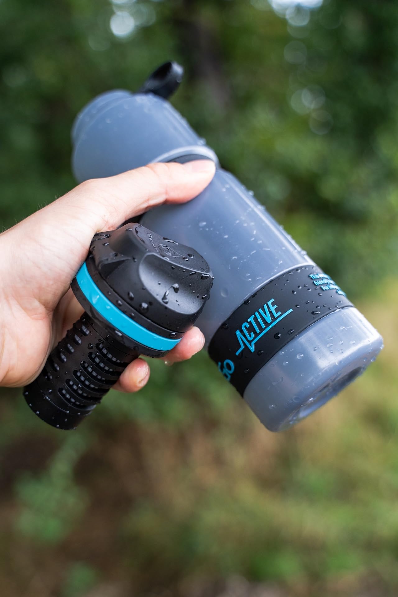 WATER TO GO Trinkflasche 0,75 L, mit Filter - Wasser direkt aus Fluss, See oder Leitung trinken | Ultraleicht & BPA-frei | 200L Filterleistung | Perfekt für Reisen, Kajak, Camping, uvm. (BLAU)