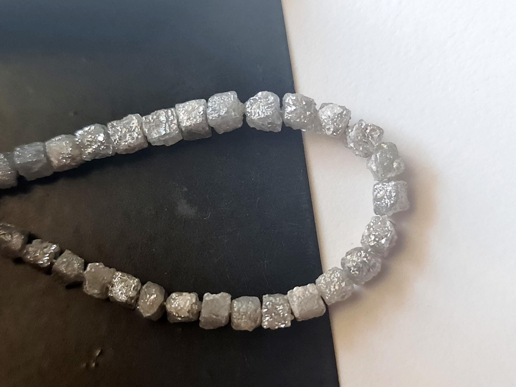 Kamienie szlachetne do biżuterii 3,5-4 mm szare białe surowe diamentowe kostki, naturalne surowe diamentowe kostki/koraliki w pudełku, surowe diamentowe kostki, wiercone pudełko 2 szt. - PVD78