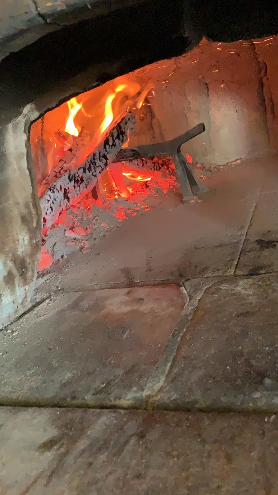 Kaminholzständer aus Gusseisen für Kamin und Pizzeria