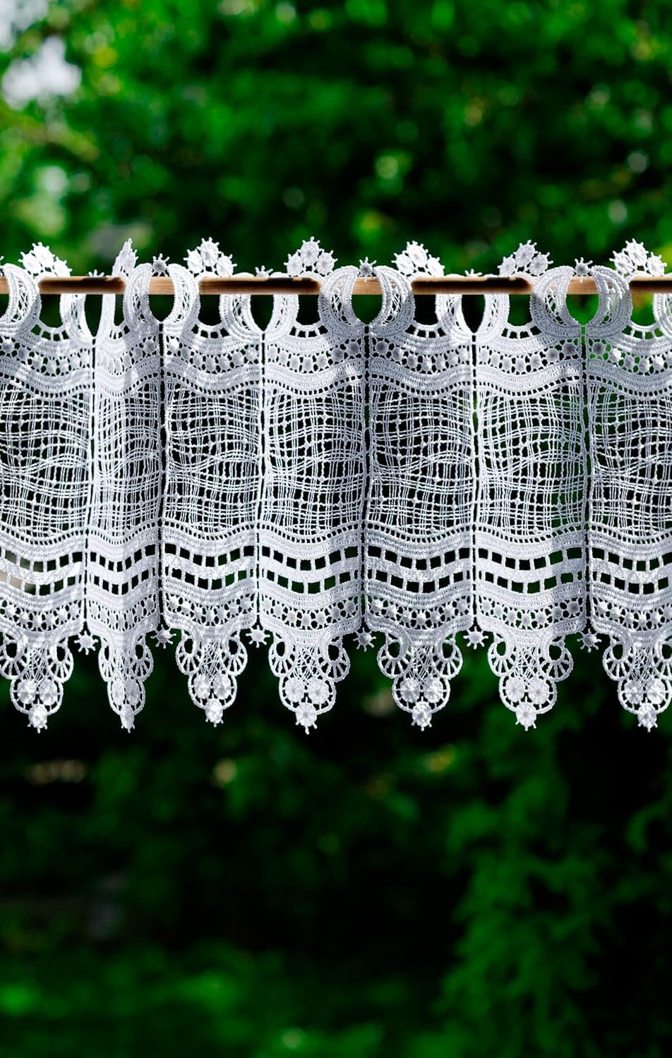 Plauener Spitze - Gardine, Scheibengardine für Stangendurchzug Oben, hochwertige Stickerei, Höhe 28 cm, Breite 144 cm, Farbe Weiß