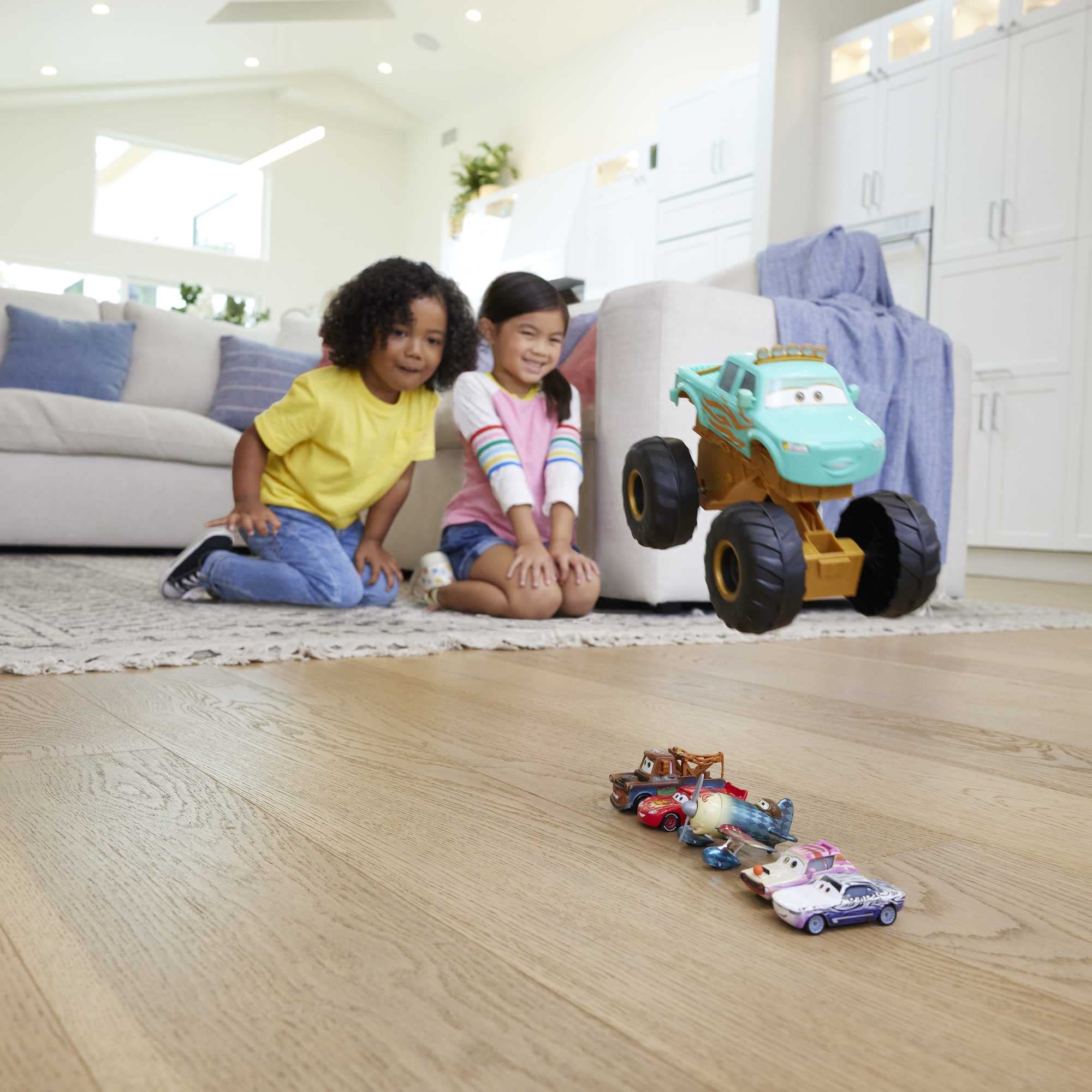 Mattel Disney Pixar Auta w trasie Ivy – Cyrkowe sztuczki, Pojazd kaskaderski, Monster Truck inspirowany serialem na Disney+ HMD76