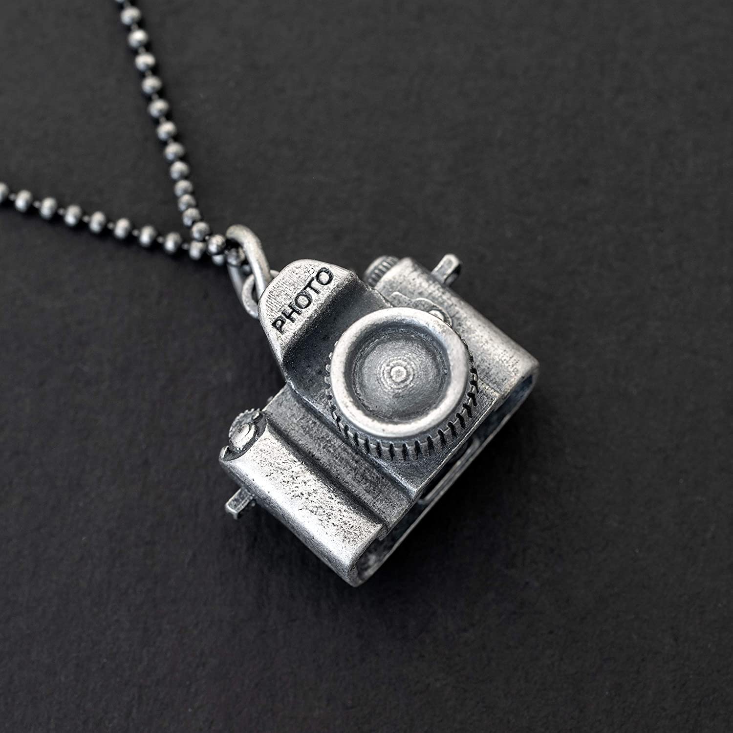 Męski Oksydowany Wisiorek Aparat Fotograficzny dla Pasjonatów Fotografii - Vintage Hołd ze Srebra Próby 925 dla Sztuki Uwieczniania Chwil, na Ekologicznym Rzemyku - Handmade by Emmanuela