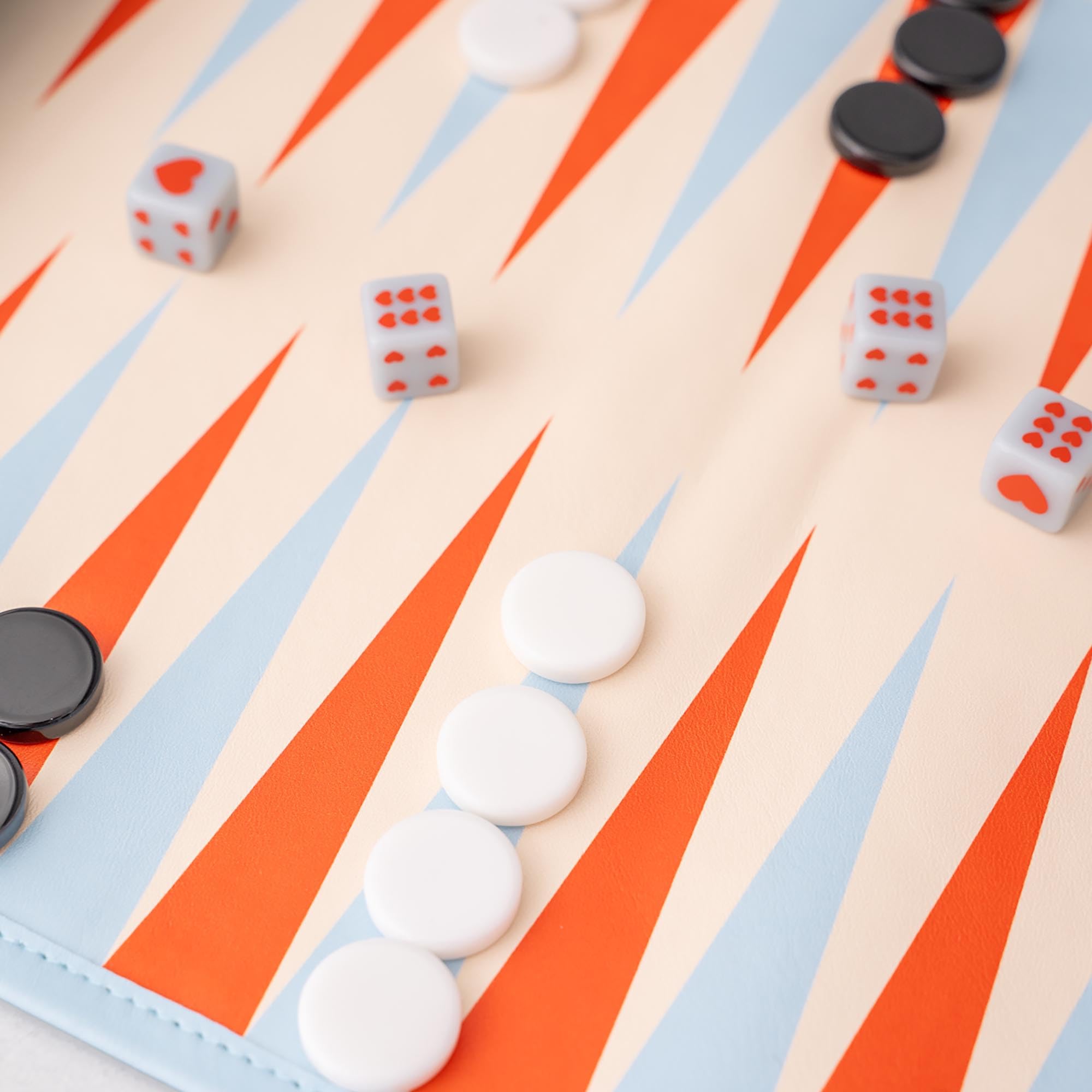 ban.do Niedliche Reisespiele für Erwachsene, Schach/Dame/Backgammon | 3-in-1 kleine tragbare Brettspiele, Kunstleder-Aktivitätsrolle mit Kunststoffteilen und Reißverschlusstasche für unterwegs