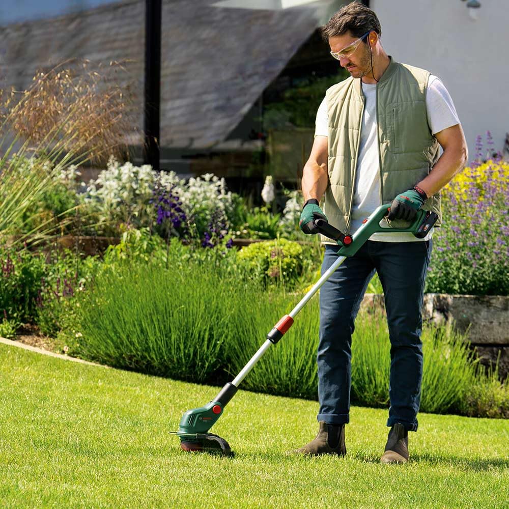Bosch UNIVERSALGRASSCUT 18V-23-450 P4A 18v akumulatorowa podkaszarka do trawy 230 mm bez baterii