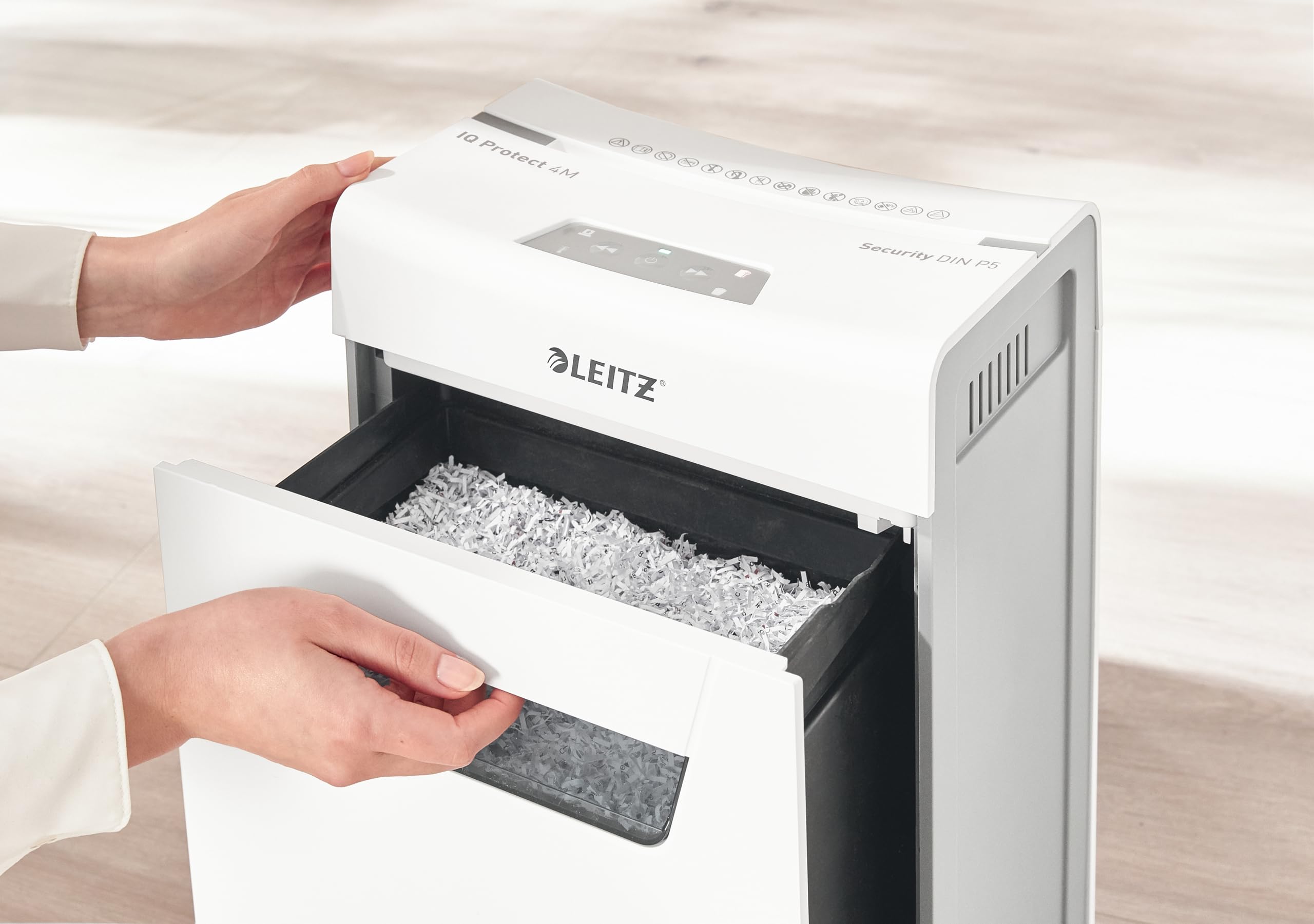 Leitz IQ 8X Premium P4, Niszczarka Do Papieru z Koszem 14 L, Tnie na Konfetti, Niszczy Jednorazowo 9-8 Arkuszy (70-80 g/m²), Cicha i Kompaktowa, Seria Protect, Biała, 80910000