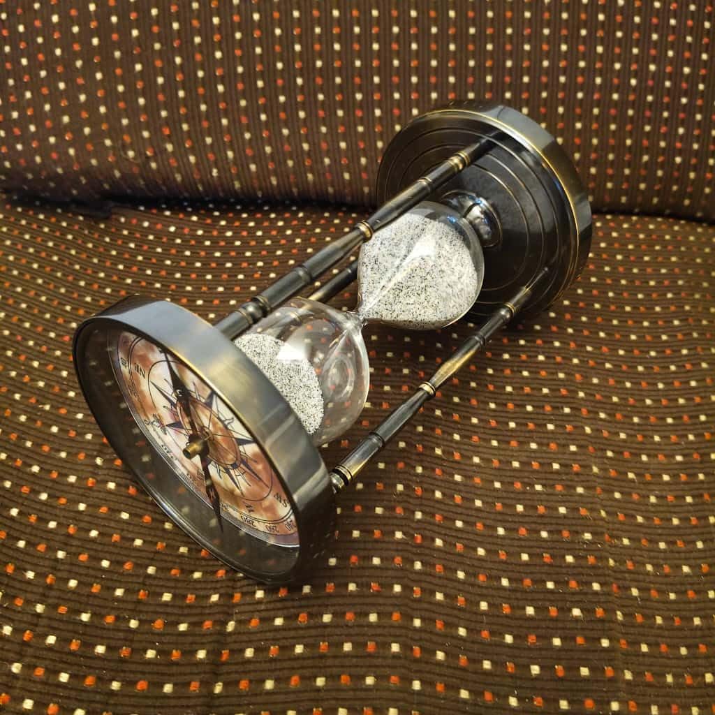 Vintage Nautical Compass Hourglass Timer, Sand Clock with Decorative Metal Frame, Maritime Navigation Design