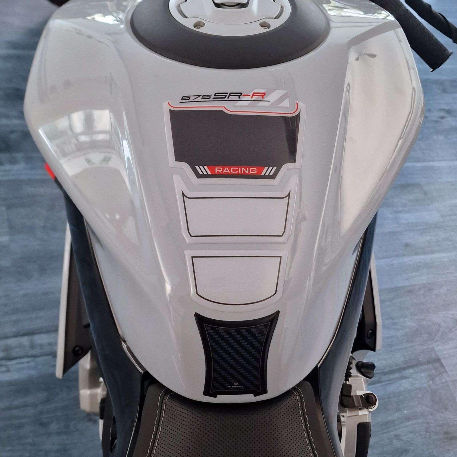Resin Bike Kit Autocollant Moto Compatibles avec CF Moto 675 SR-R 2025-2026. Protection Grip de Réservoir Moto Contre Les Chocs et Les Éraflures. Kit Autocollant 3D Résinés Made in Italy