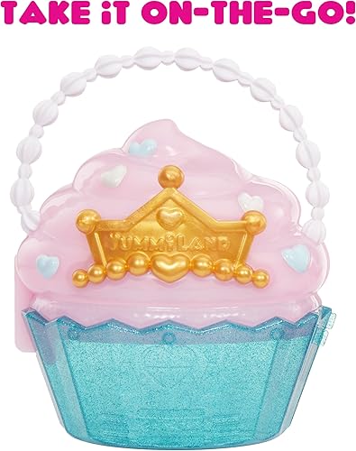 Miniatura 8 de Yummiland Set de juego de bolsa de belleza + muñeca de brillo de labios, bolsa de cupcakes incluye pastel de cumpleaños exclusivo de Callie, esmalte