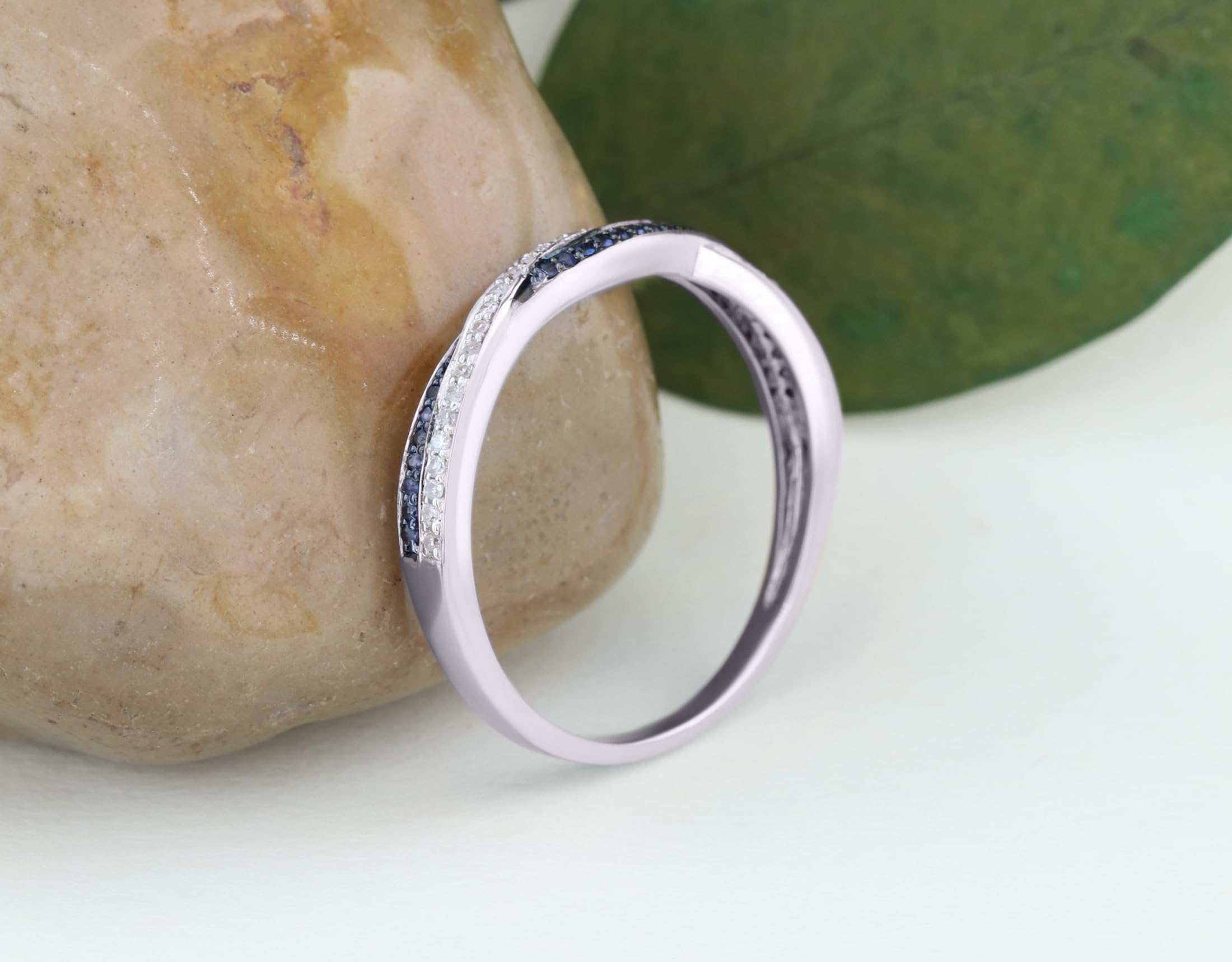 10 K oro redondo diamantes y azul Sapphire, apilable aniversario banda de boda Swirl anillo