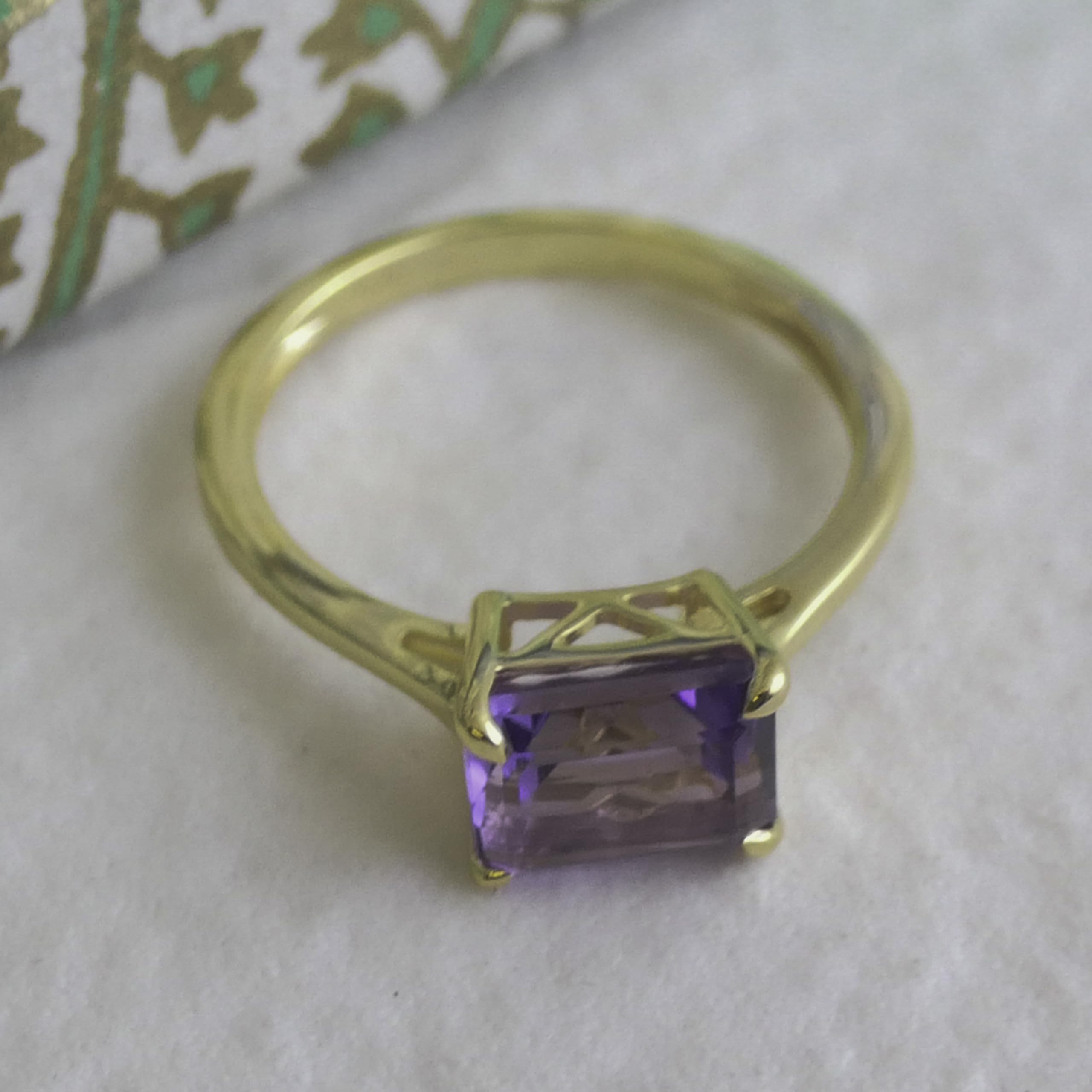Anillo de plata de ley bañado en oro con amatista talla baguette