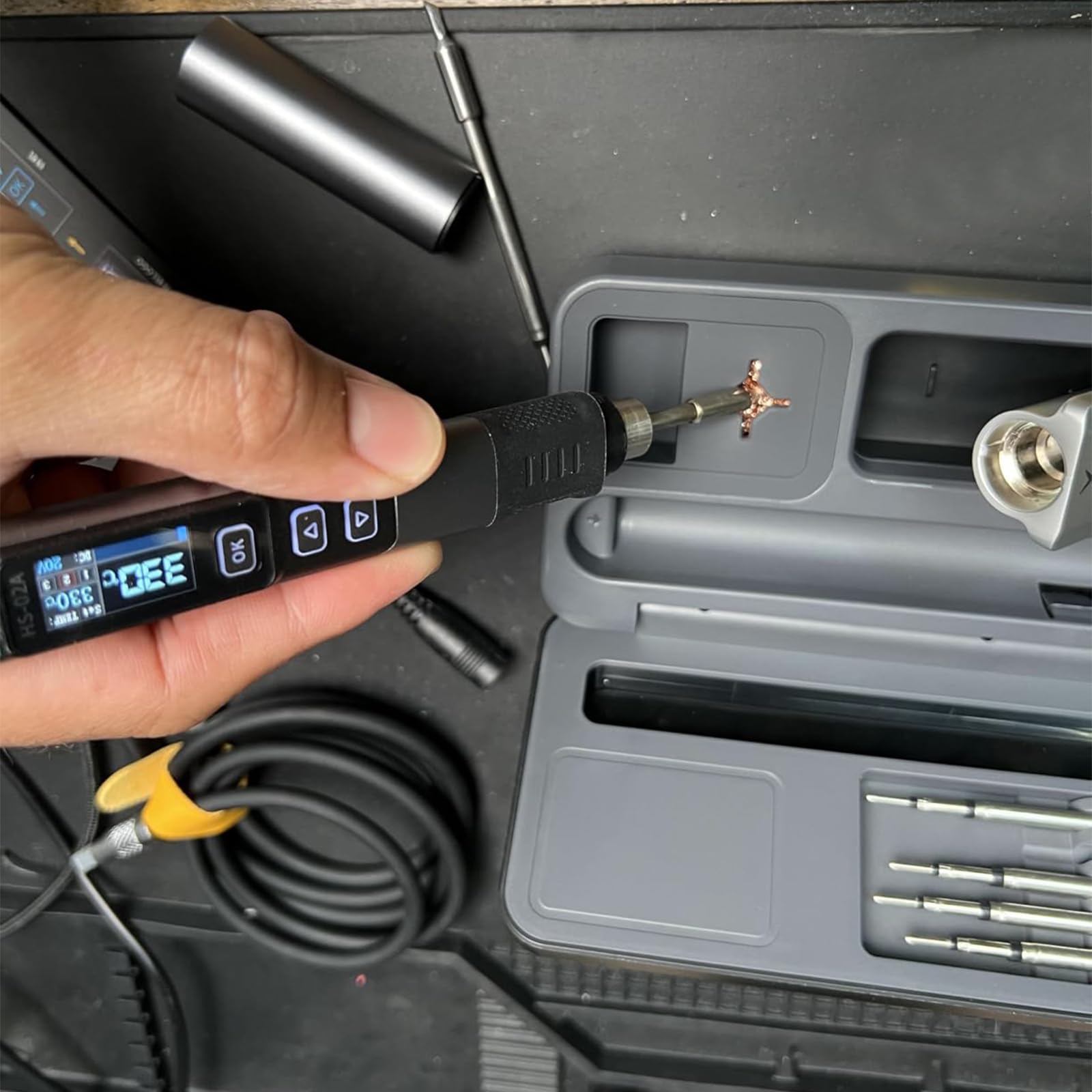 HS-02A 100W Tragbares Lötkolben-Set mit Aufbewahrungskoffer, intelligenter digitaler Mini-Lötkolben, DC/PD-Lötkolbenstift für Elektronikreparaturen, 100–450 °C schnelles Aufheizen (6 Lötkolbenspitzen)