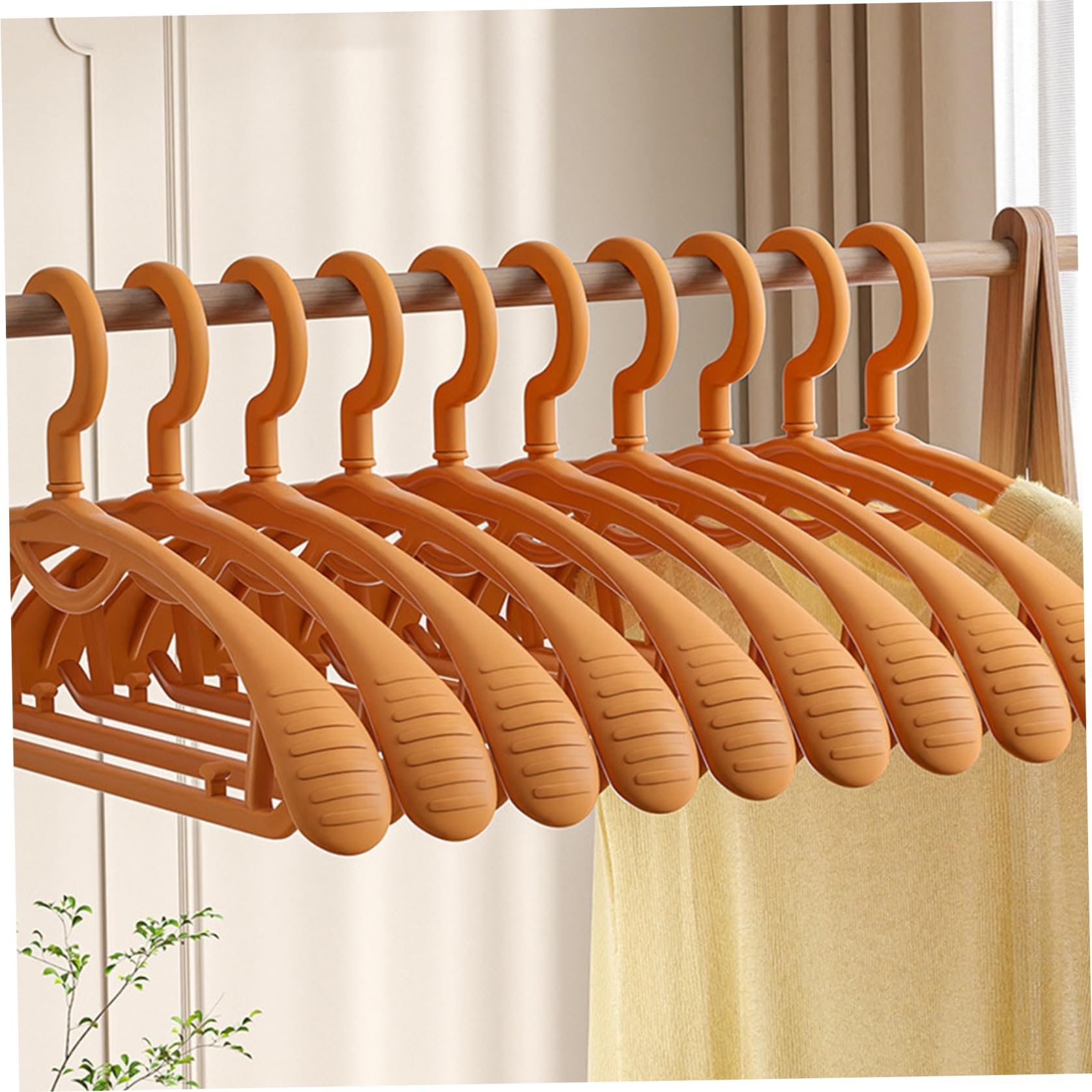 Sweater Hangers No Shoulder Bump 10Pcs Wide Shoulder Suit Hangers Non Slip Thick Plastic 9Kg Heavy Loading No Bump Clothes Hanger with 360° Swivel Hook Orange, Décoration intérieure