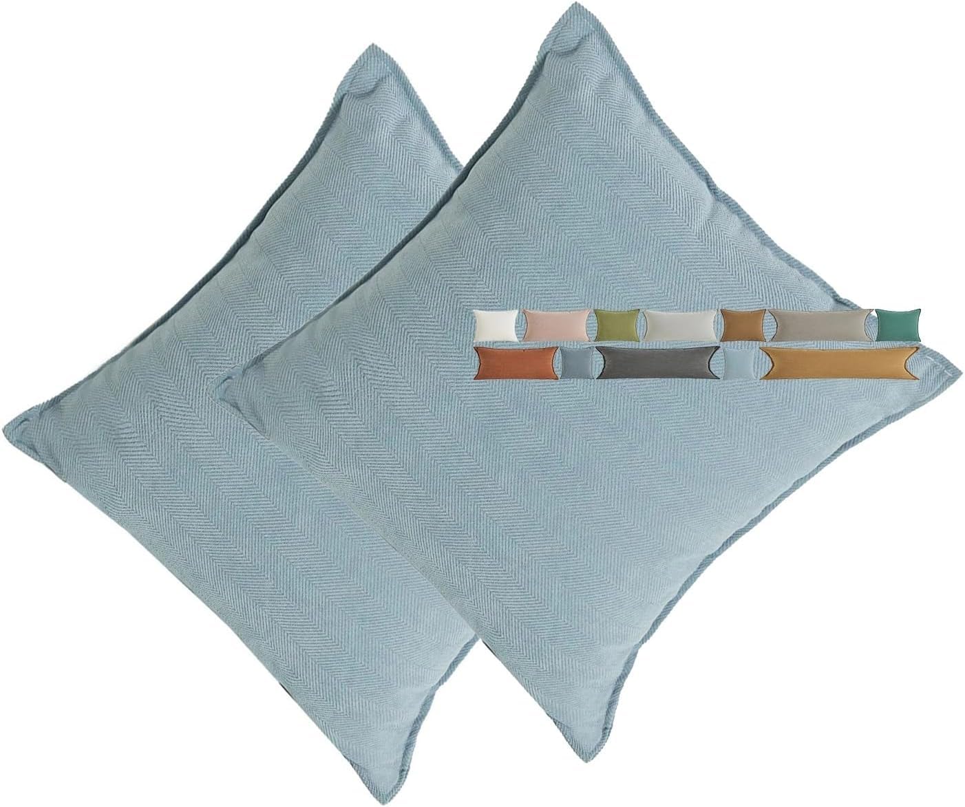 Housse de coussin en velours doux bleu brume pour créer un coin lecture cocooning au salon