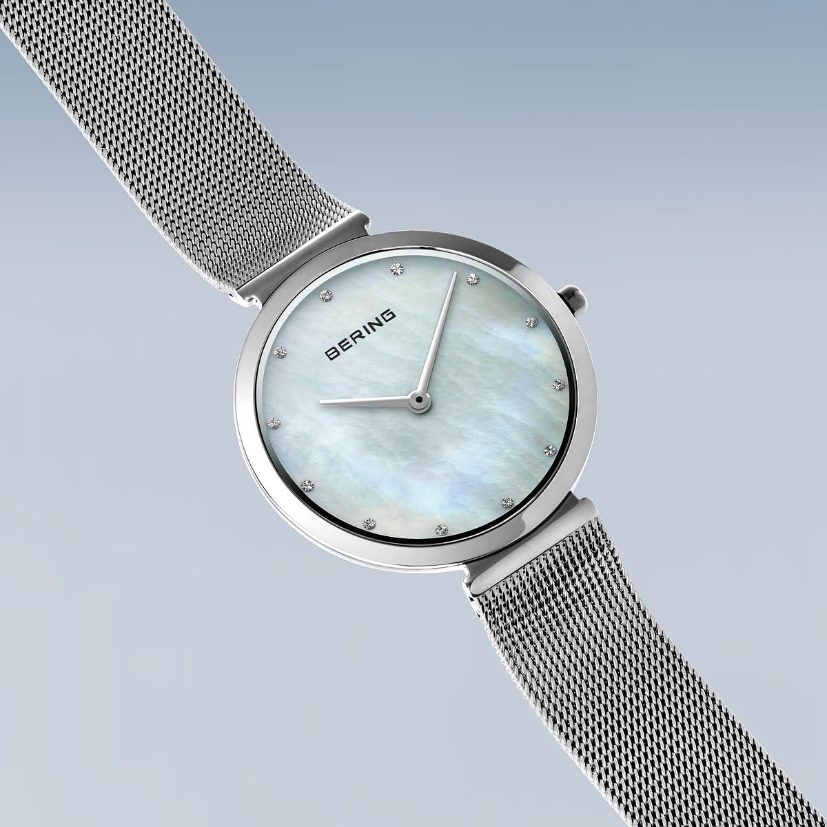 Bering 18132-Charity1 - Reloj de Pulsera para Mujer de Cuarzo, Caja de Acero Inoxidable Azul de 32 mm y Esfera Azul, Correa de Malla milanesa, Cristal de Zafiro, 3 ATM, Plateado, 18132-004