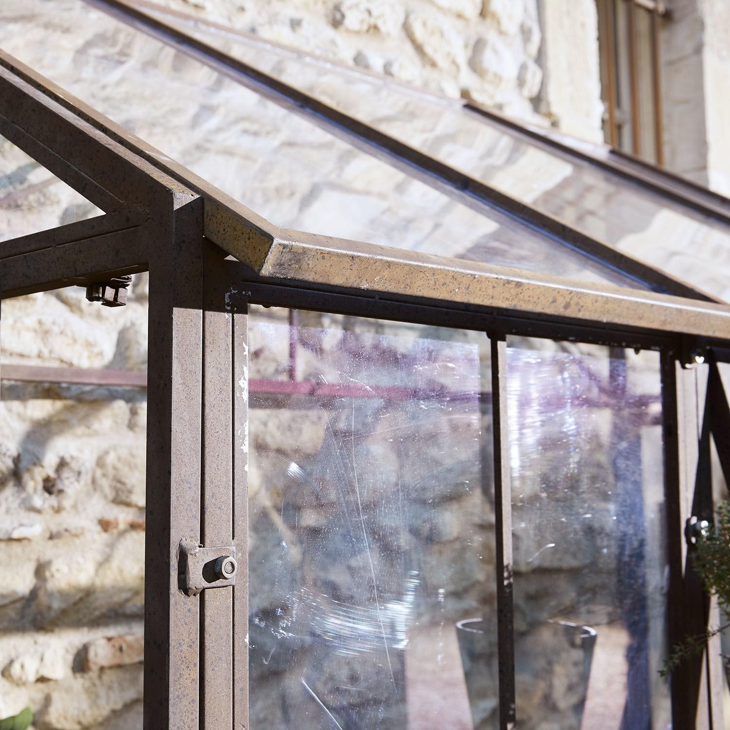 Loberon Gewächshaus Essone - antikbraun | mit Großem Fenster & Seitentüren - Wetterfest & Frostresistent - Authentisches Antik-Design - Gartenzubehör - Outdoor