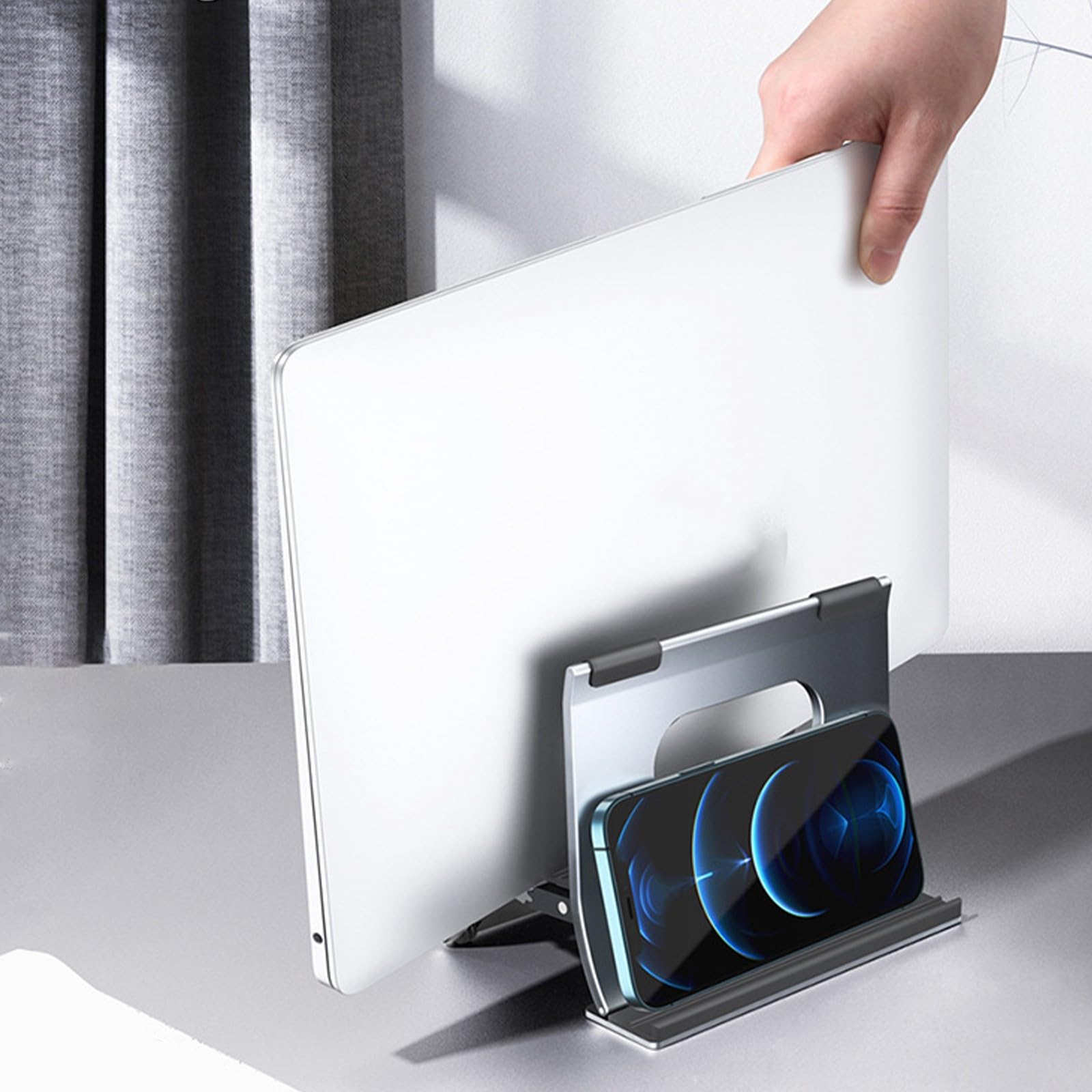 Supporto verticale per laptop con blocco automatico gravitazionale in alluminio ampiamente utilizzato per più modelli di notebook grigio spazio ampio supporto di compatibilità