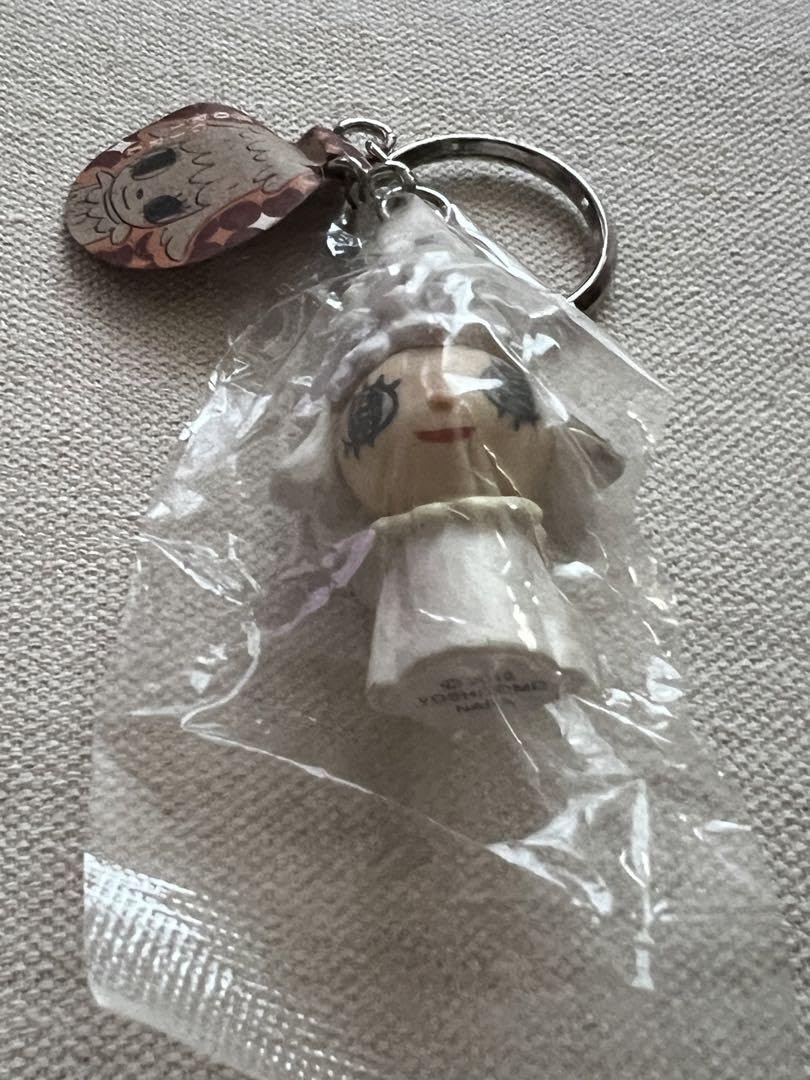 Amazon.co.jp: 奈良美智 森ガール キーホルダー ホワイト : おもちゃ