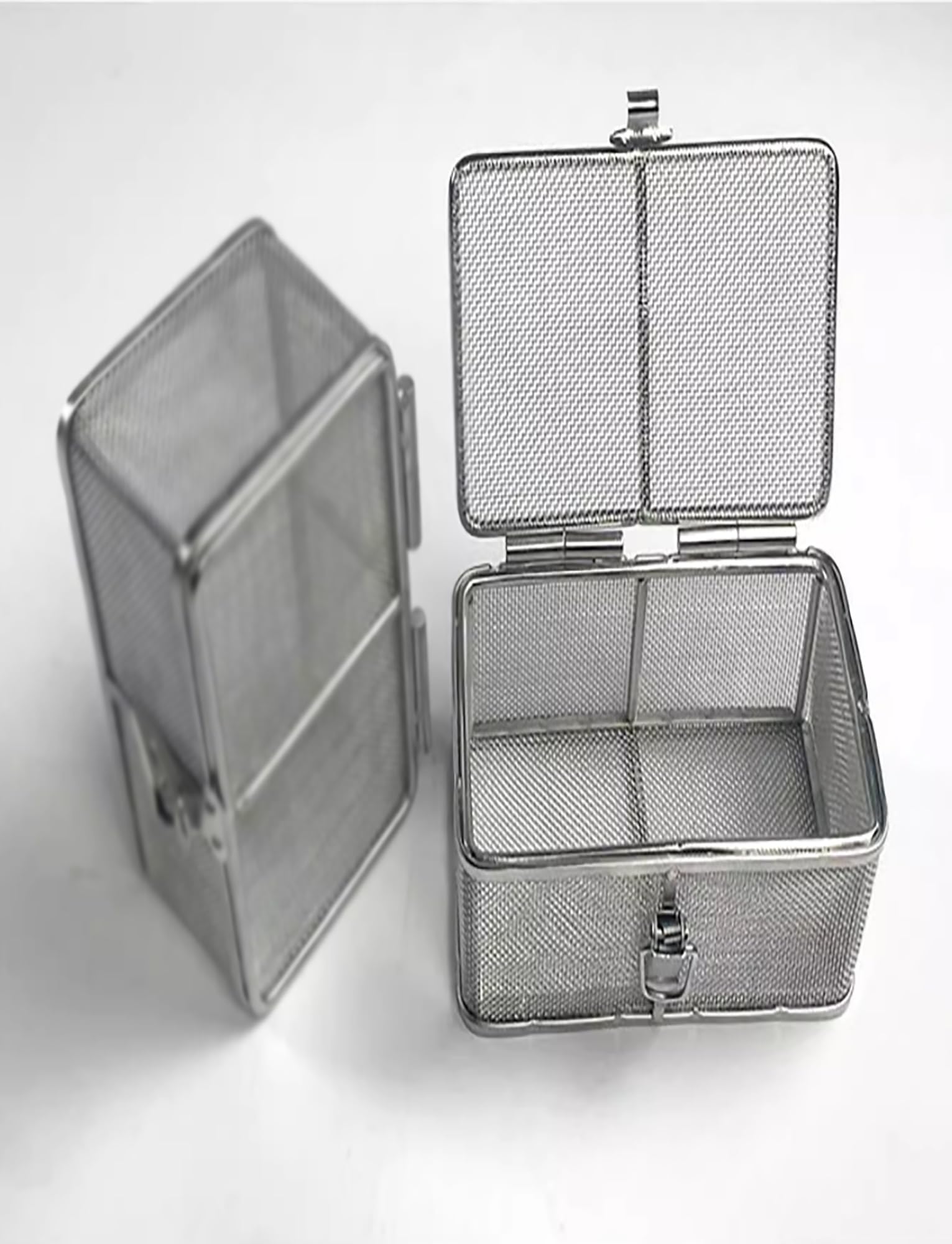 Vassoio chirurgico in acciaio inossidabile 304 con coperchio, cestello for disinfezione a maglie da 0,1 cm, vassoio for sterilizzazione di strumenti medici(25x15x5cm/9.84x5.91x1.97in)
