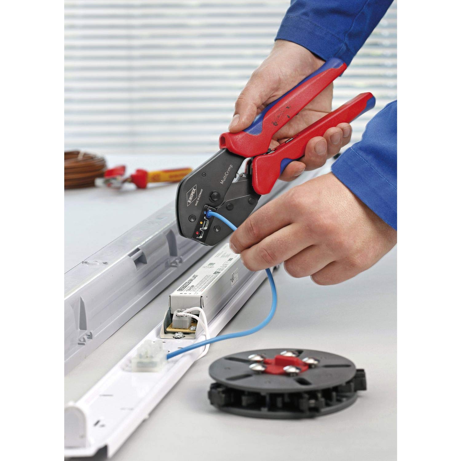 KNIPEX MultiCrimp Crimpzange mit Wechselmagazin, 5 Crimpeinsätze, 97 33 02 | Geeignet für alle gängigen Crimpanwendungen, Kabelschuhzange, Presszange