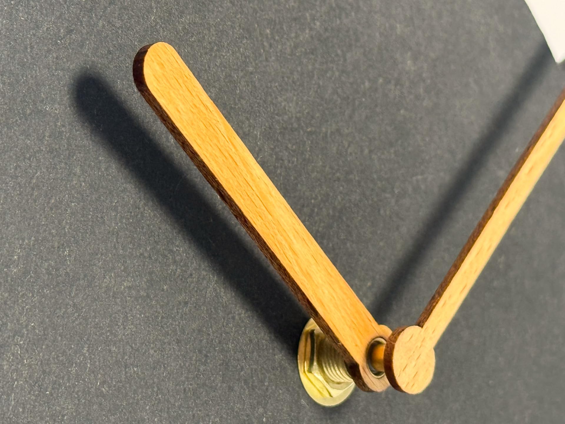 FLEXISTYLE Stehende Uhr aus Holz Eiche 30 cm – Moderne Tischuhr, Standuhr mit Lautlosem Quarzmechanismus ohne Tickgeräusche, Minimalistisches Design für Wohnzimmer, Büro & Schlafzimmer