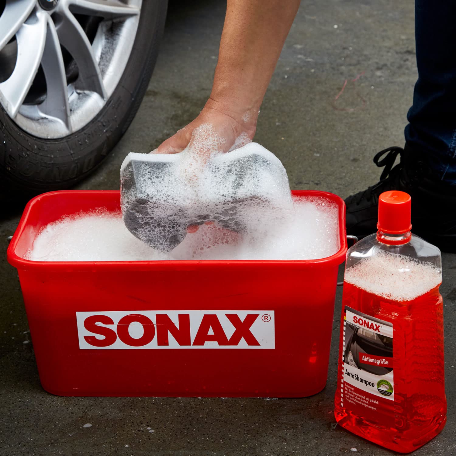 SONAX Autopflege Bundle Basis | Auto Reinigungsset - Wascheimer Stewardess mit Deckel + Grit Guard Eimereinsatz Autoshampoo 2 Liter + 2in1 Microfaser Autoschwamm
