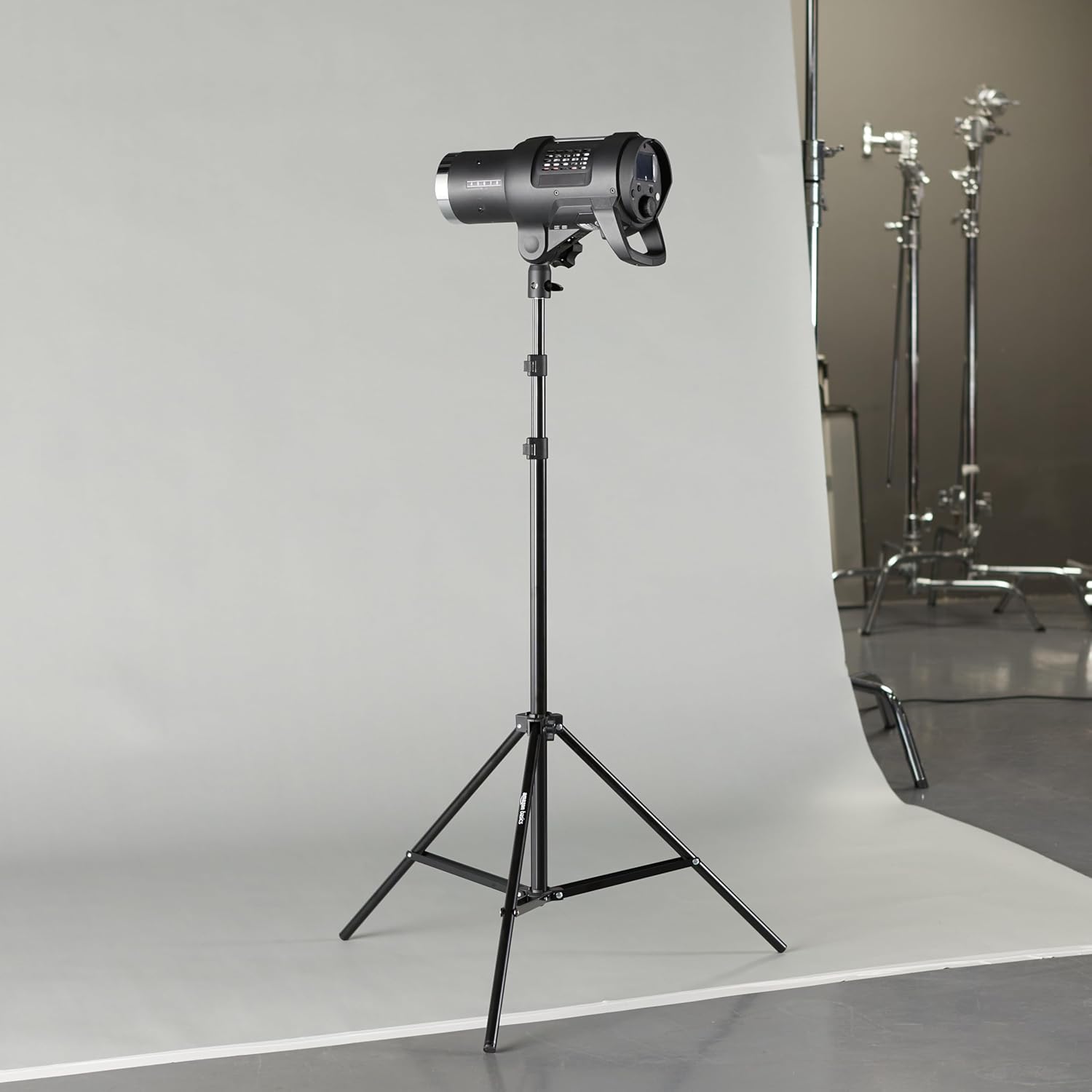 Amazon Basics Portable Aluminum Photography Light Stand Tripod with Case, 2.8-6.7 feet, Black