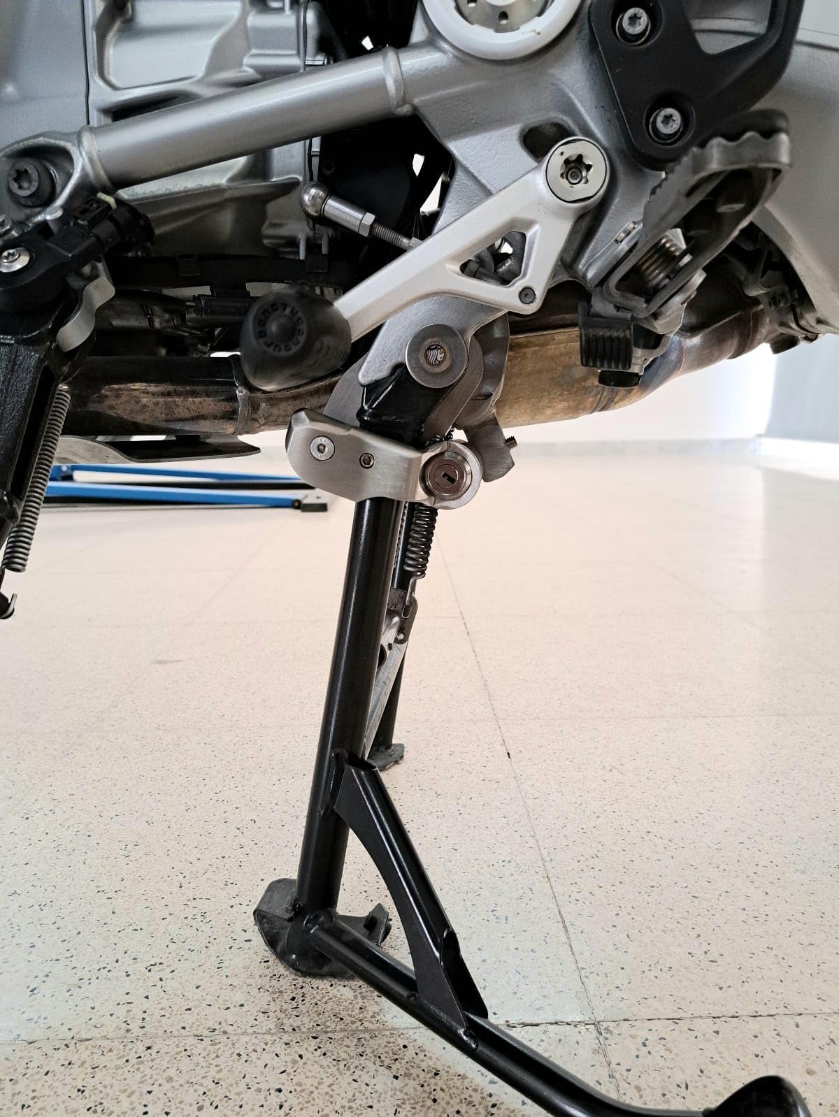 BLOCK BRAKE - ANTIFURTO MECCANICO BLOCCA CAVALLETTO CENTRALE PER MOTO BMW R 1200-1250 GS E VERSIONE ADVENTURE IN ACCIAIO INOX E CHIAVE CODIFICATA.