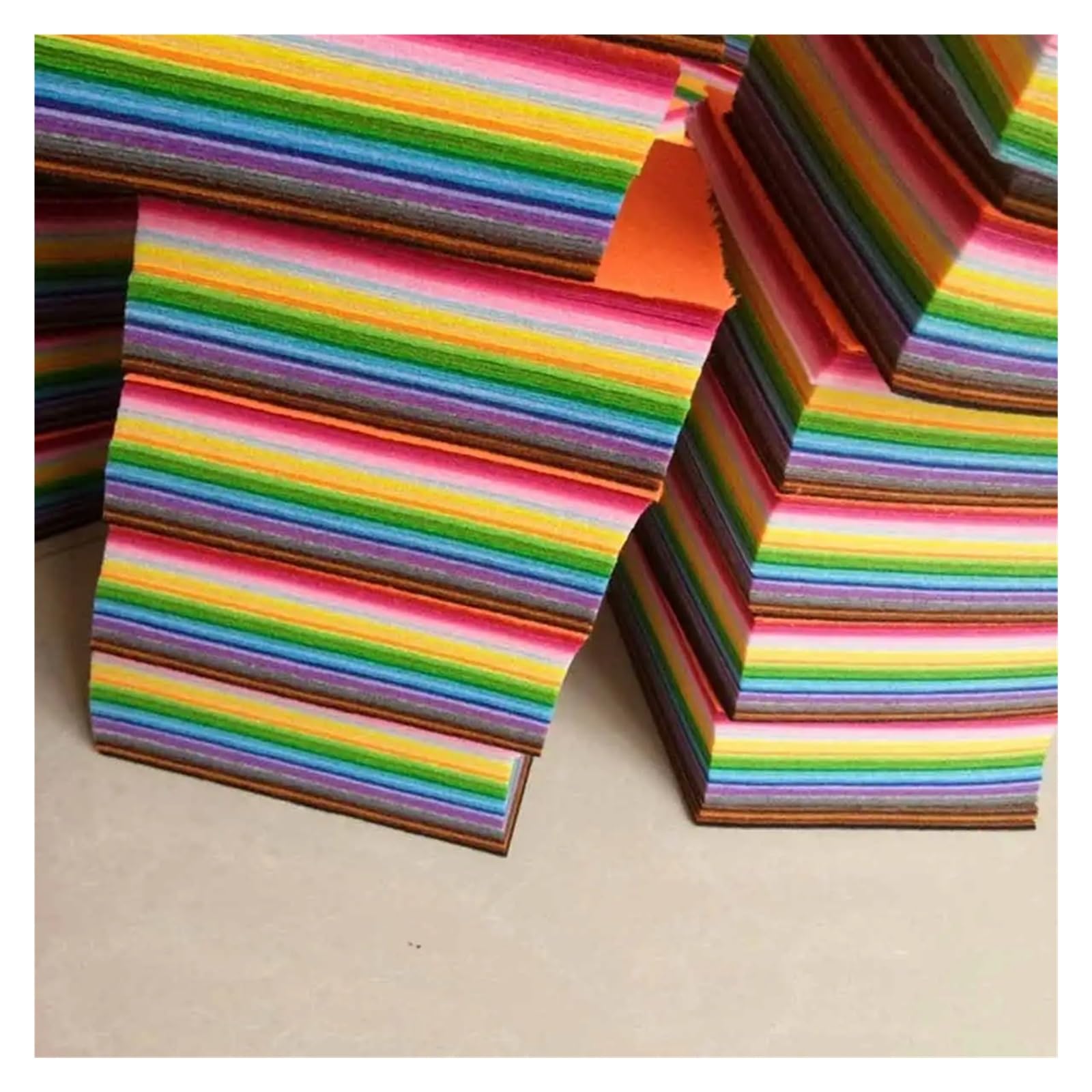 40 blocs de feutrine unie prédécoupés. Lavage à la main uniquement. Convient for les projets couture et bricolage Convient pour la décoration et l'artisanat(15cmX20cm)