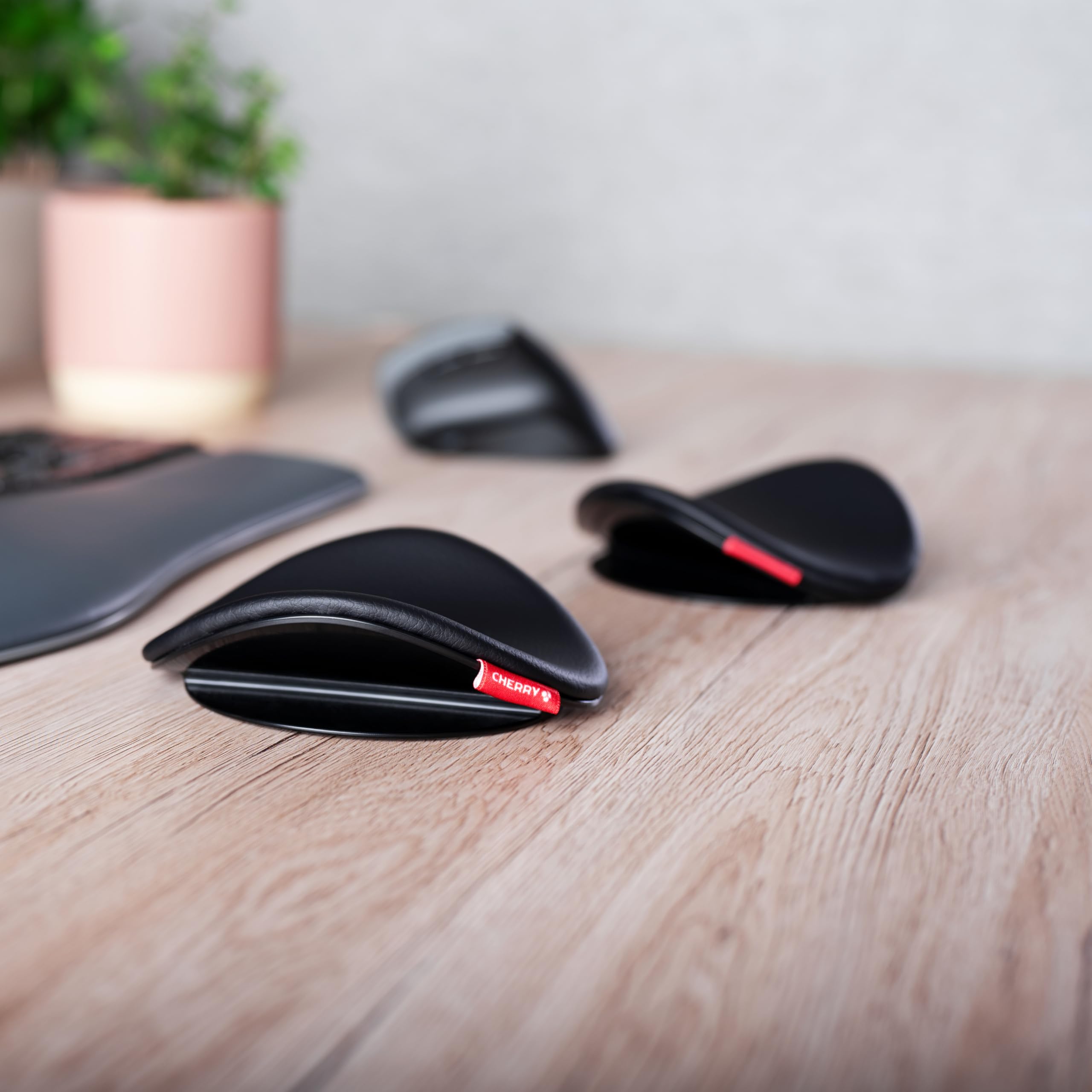 CHERRY SLIDEPAD ERGO, Apoyabrazos deslizante, Reposabrazos ergonómico para el escritorio, Utilizable para ratón y teclado, Certificado IGR, 1 almohadilla, Negro