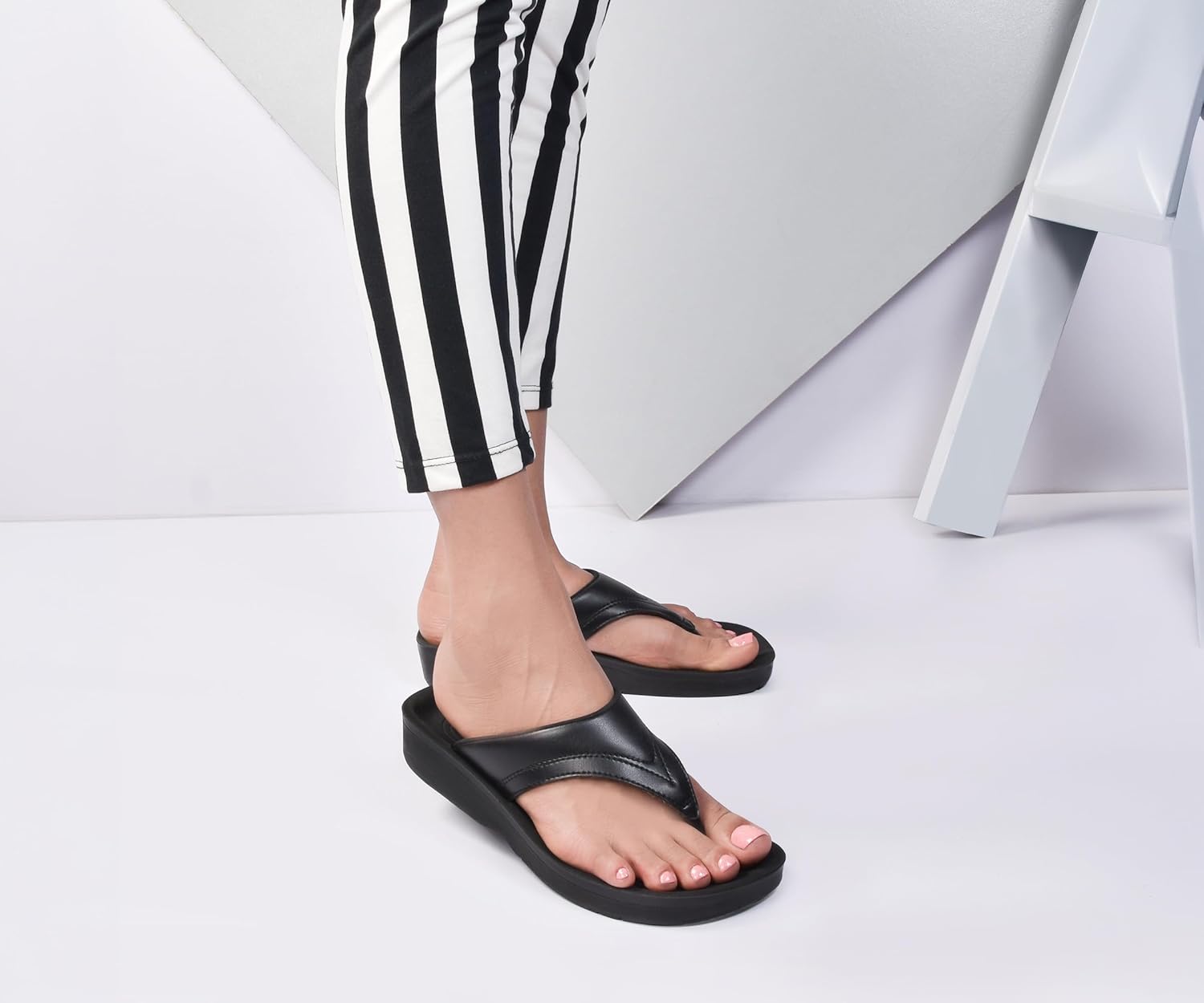 AEROTHOTIC Comfy Arch Support Flip Flops for Women Open Toe Stylish Faux Leather Cushioned Strap with Non-Slip Sole & Comfortable Footbed Indoor and Outdoor Sandals