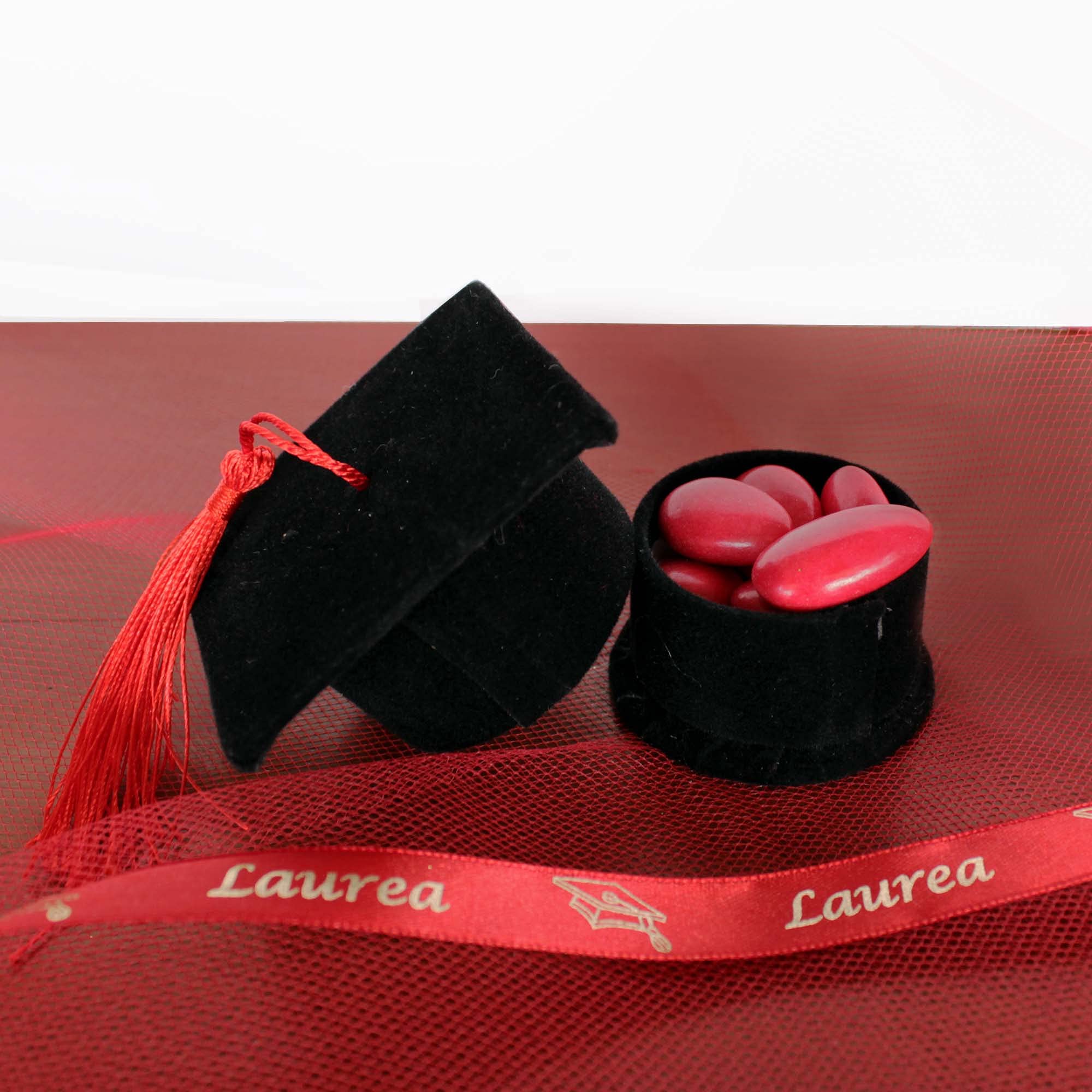 12 PZ SCATOLINA TOCCO CAPPELLO LAUREA IN VELLUTO CON NAPPINA 7 X 7 X 4 Cm Bomboniera Portaconfetti Laurea 7442335186135