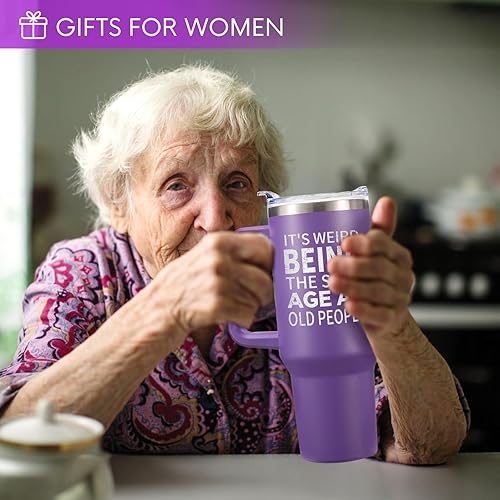 Miniatura 7 de NOWWISH Regalos para mujeres, vaso de 40 onzas con asa y pajita, regalos divertidos con texto en inglés "It's Weird Being the Same Age As Old