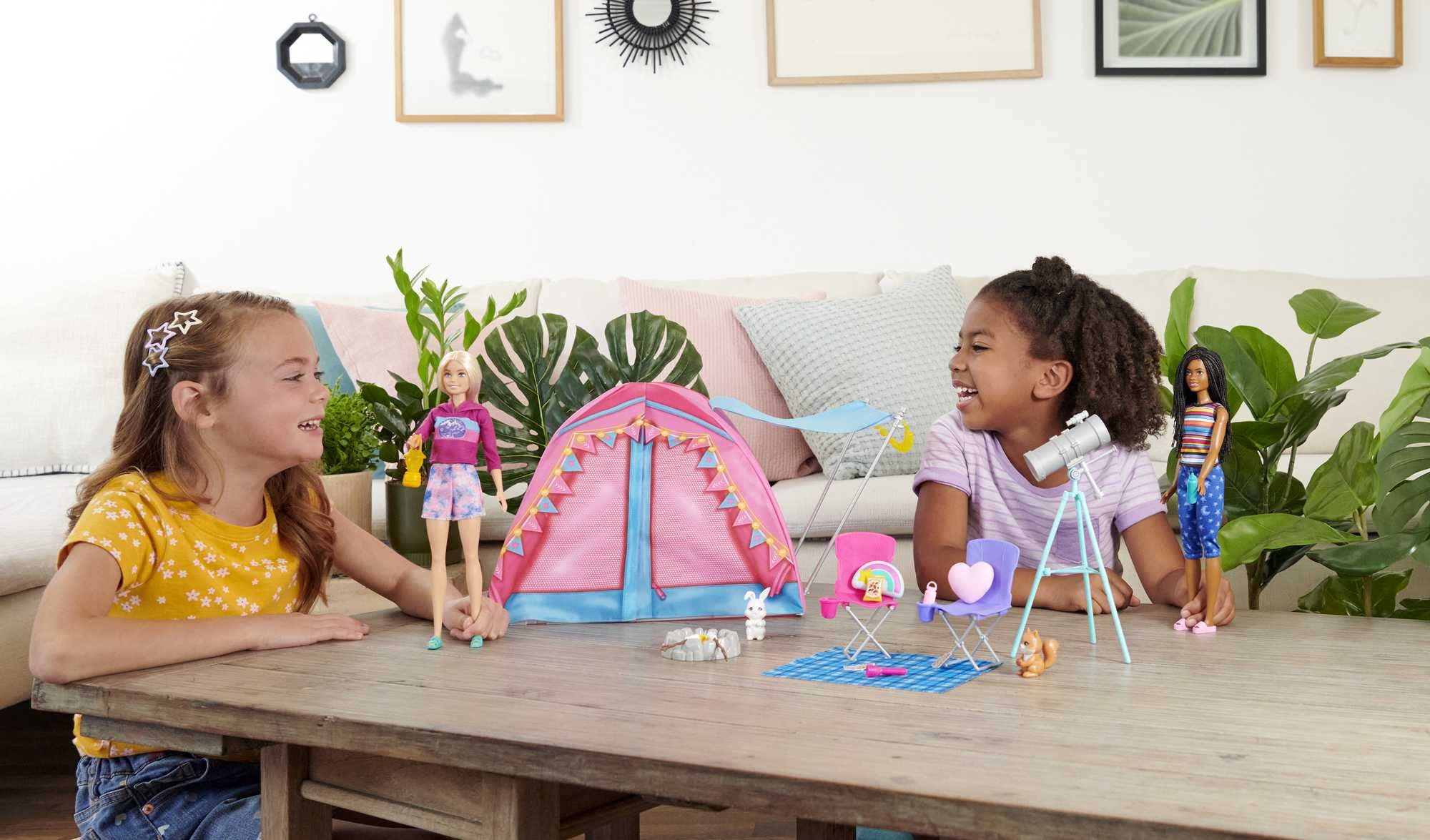 Barbie Abenteuer zu zweit Camping-Spielset mit Zelt, inkl. 2 Puppen, Camping Zubehör und Tiere, Geschenk für Kinder, Spielzeug ab 3 Jahre,HGC18
