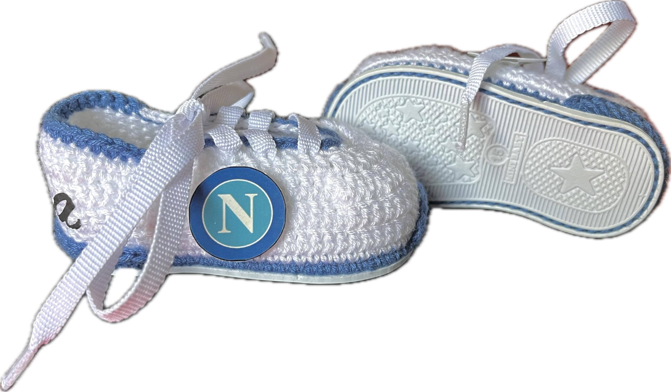 Scarpini da calcio del Napoli realizzati all'uncinetto per neonati. Personalizzato con lo stemma della tua squadra, disponibile nelle taglie da 0 a 12 mesi. Ti regaliamo il nome del bambino inciso