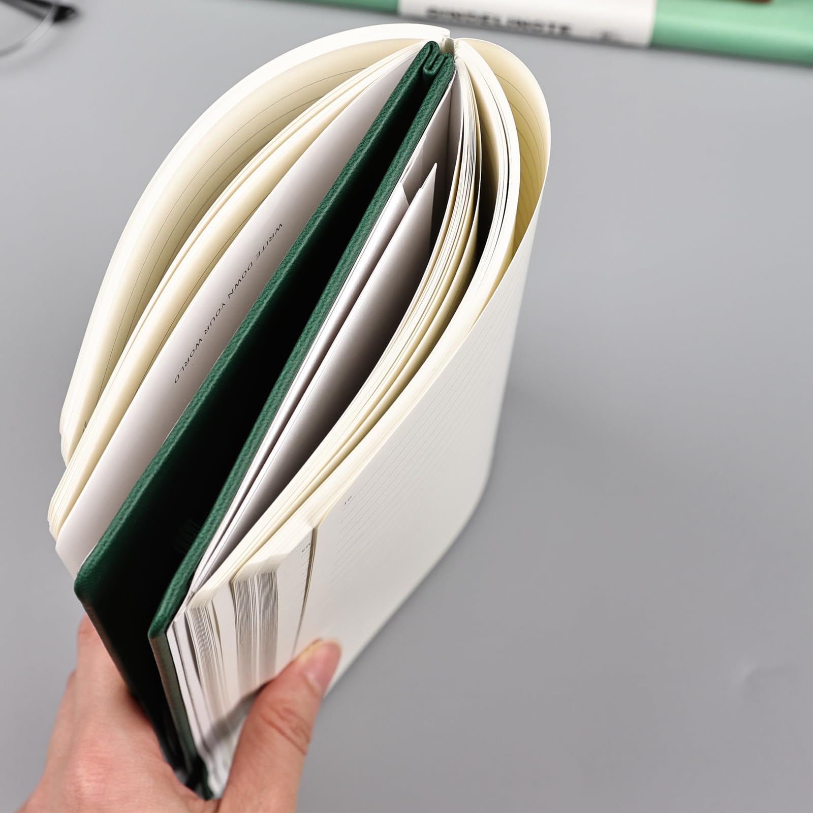 Taccuino a righe formato A5, 192 pagine numerate, con copertina rigida, 100 g/m², carta senza sbavature, copertina rigida con segnalibri, portapenne, tasca interna (verde)