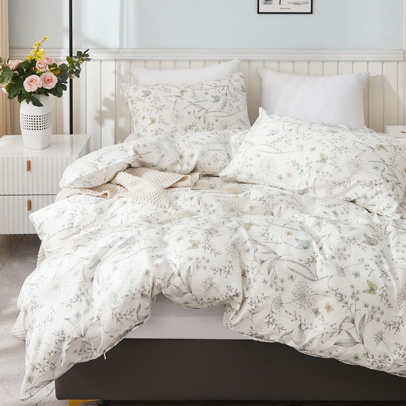 Fermeture éclair et motif fleurs papillon pour cette housse de couette