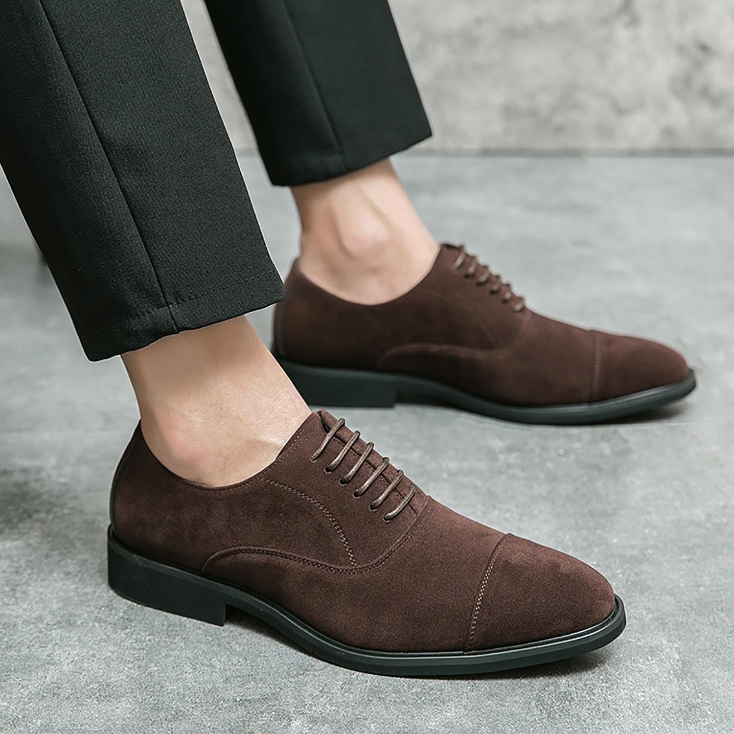 Zapatos Oxford de ante for hombre con detalles cosidos, con cordones, ideales for ocasiones formales de negocios.